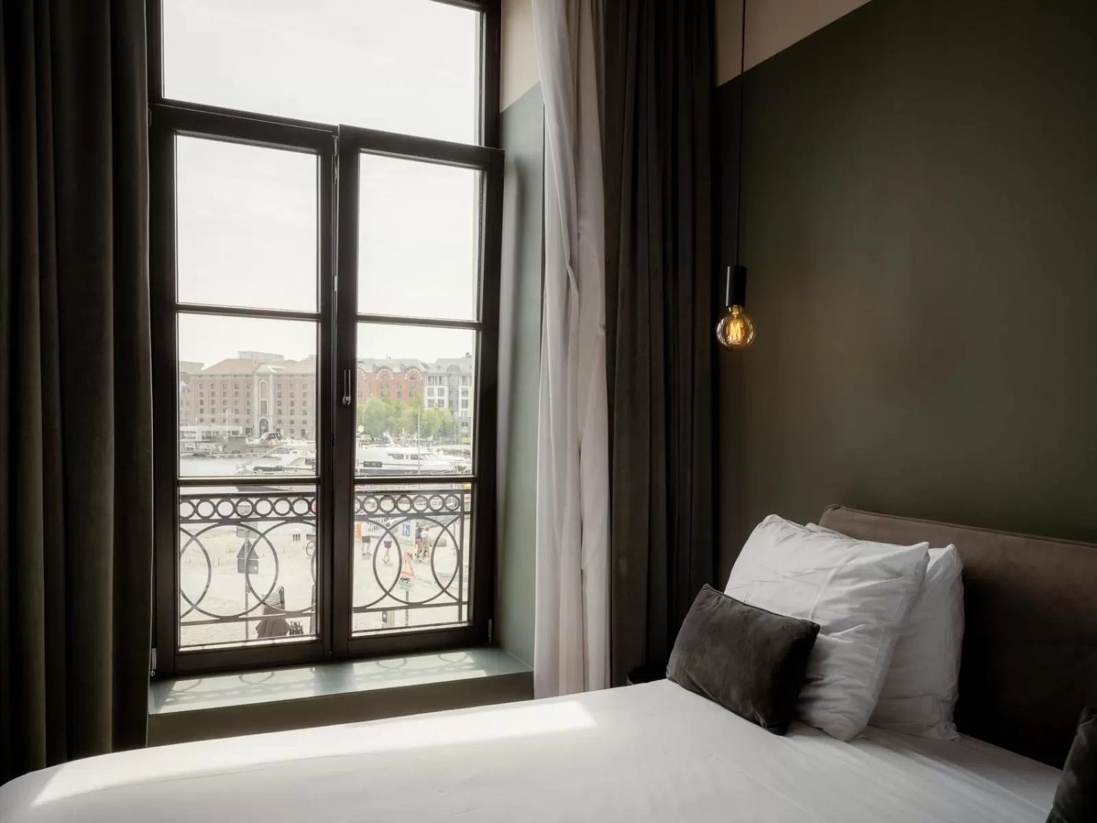View (from property/room), Bed in U Eat & Sleep Antwerp