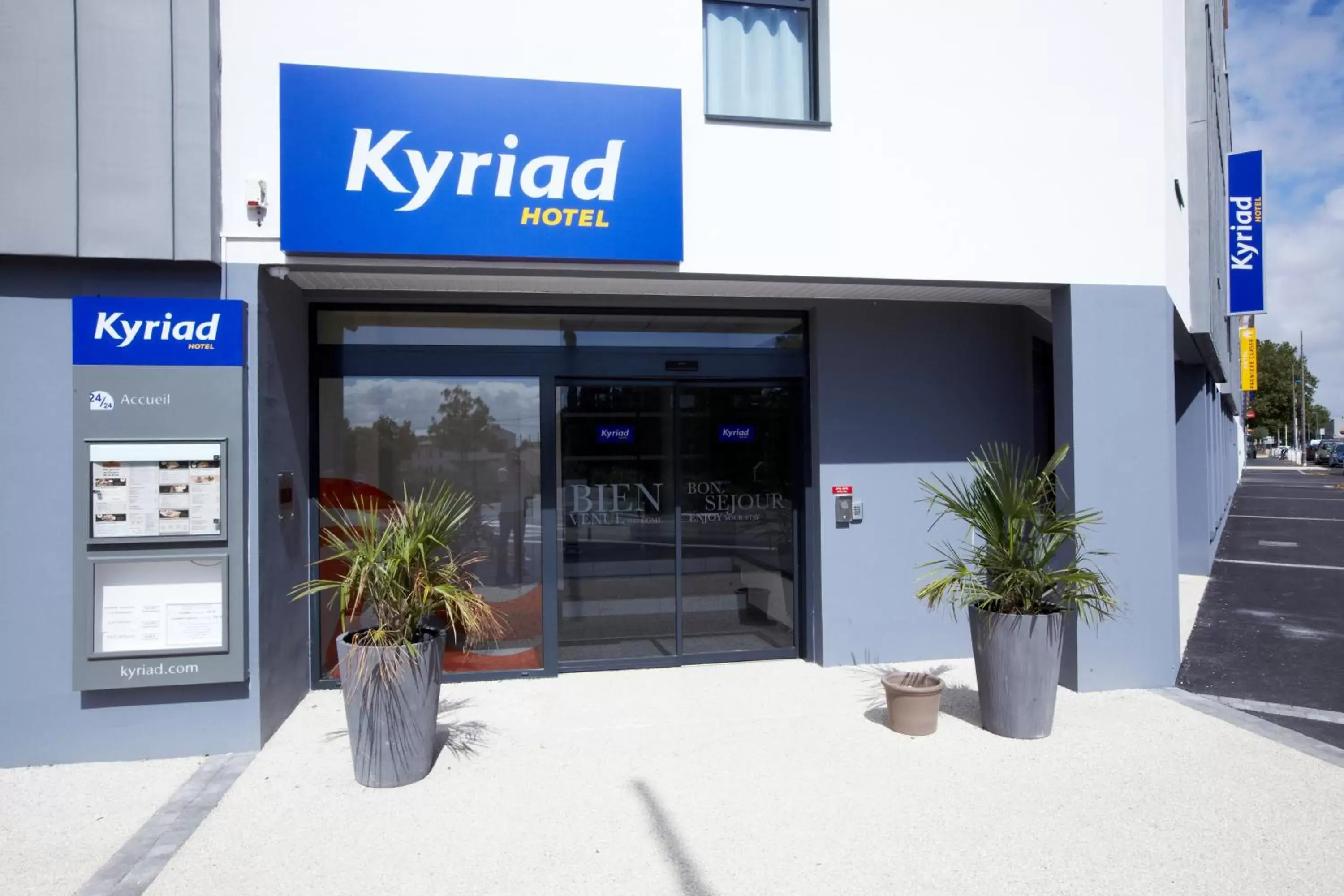 Facade/entrance in Kyriad La Rochelle Centre - Les Minimes