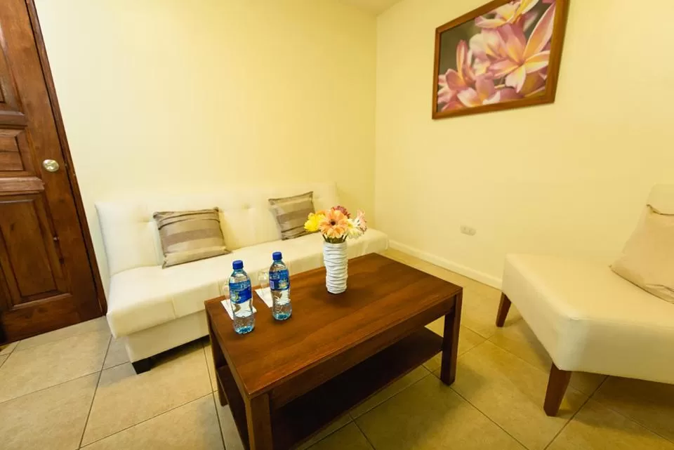 Seating area, Bed in Hotel Flor De Sarta