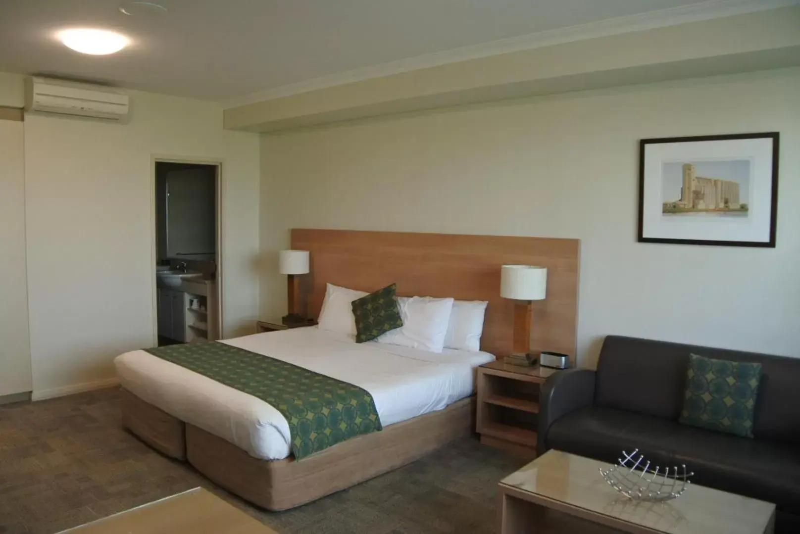 Photo of the whole room, Bed in Bunbury Hotel Koombana Bay
