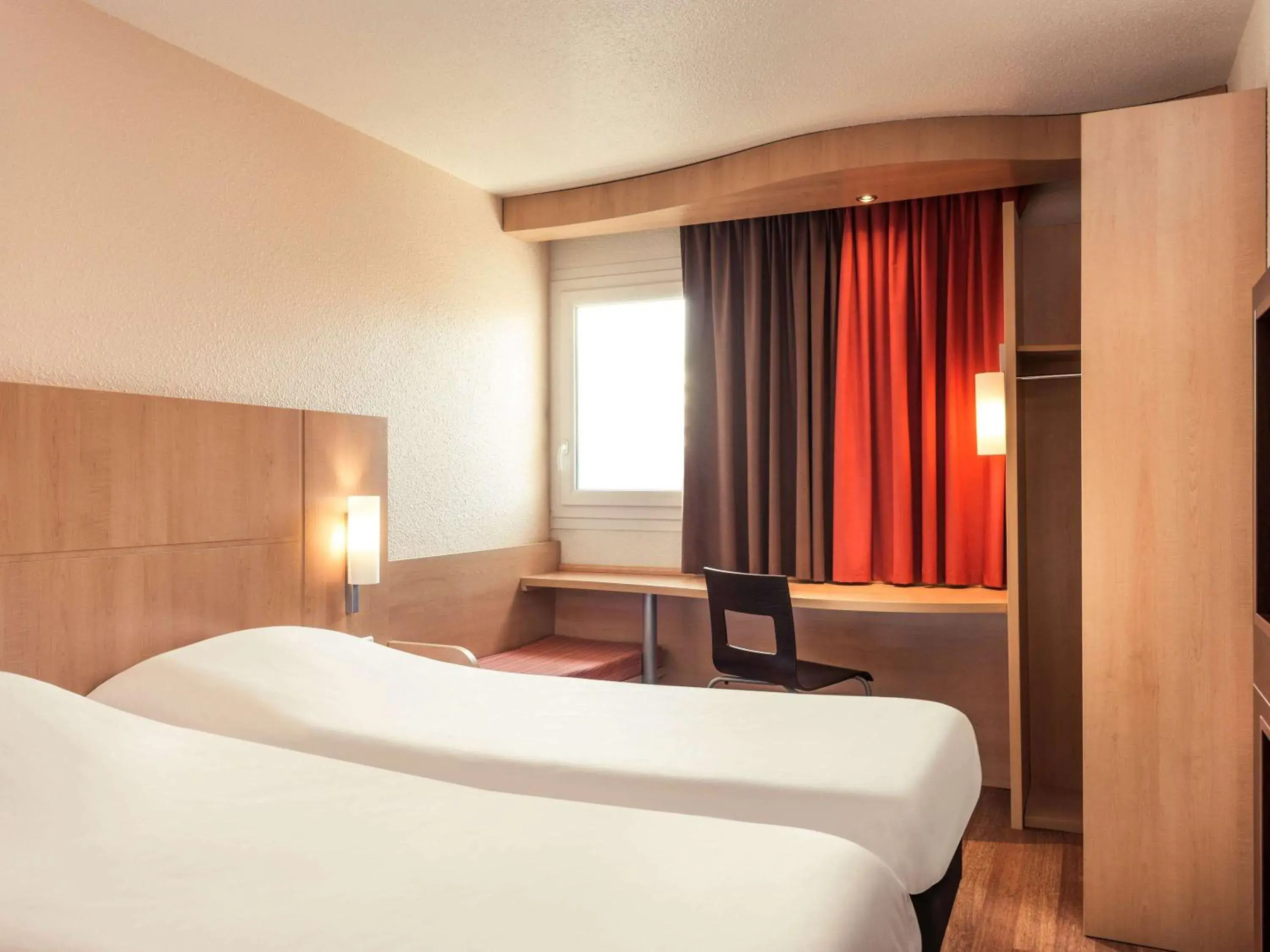 Photo of the whole room, Bed in ibis Epinay-sur-Seine