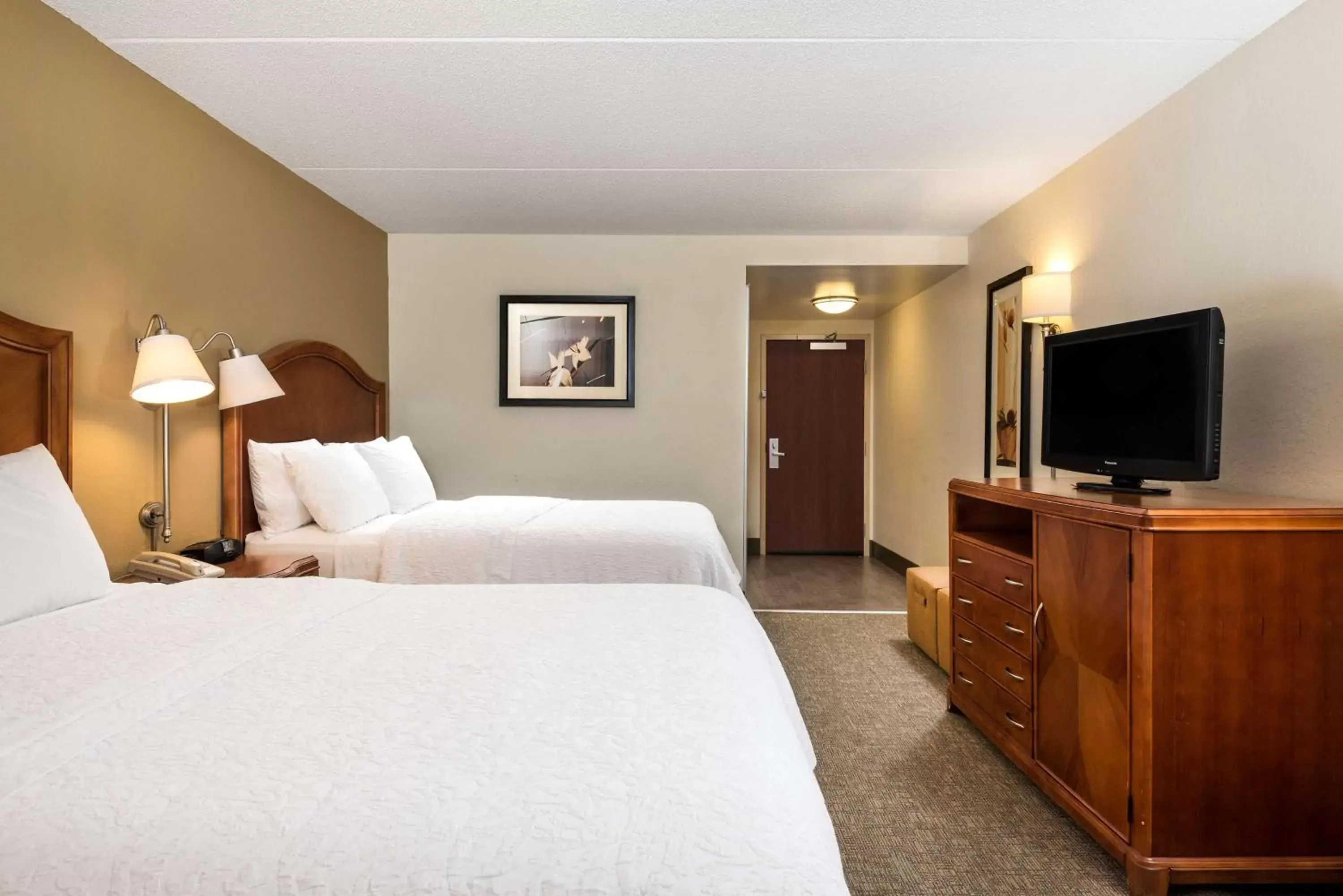 Bedroom, Bed in Hampton Inn Roanoke/Hollins - I-81