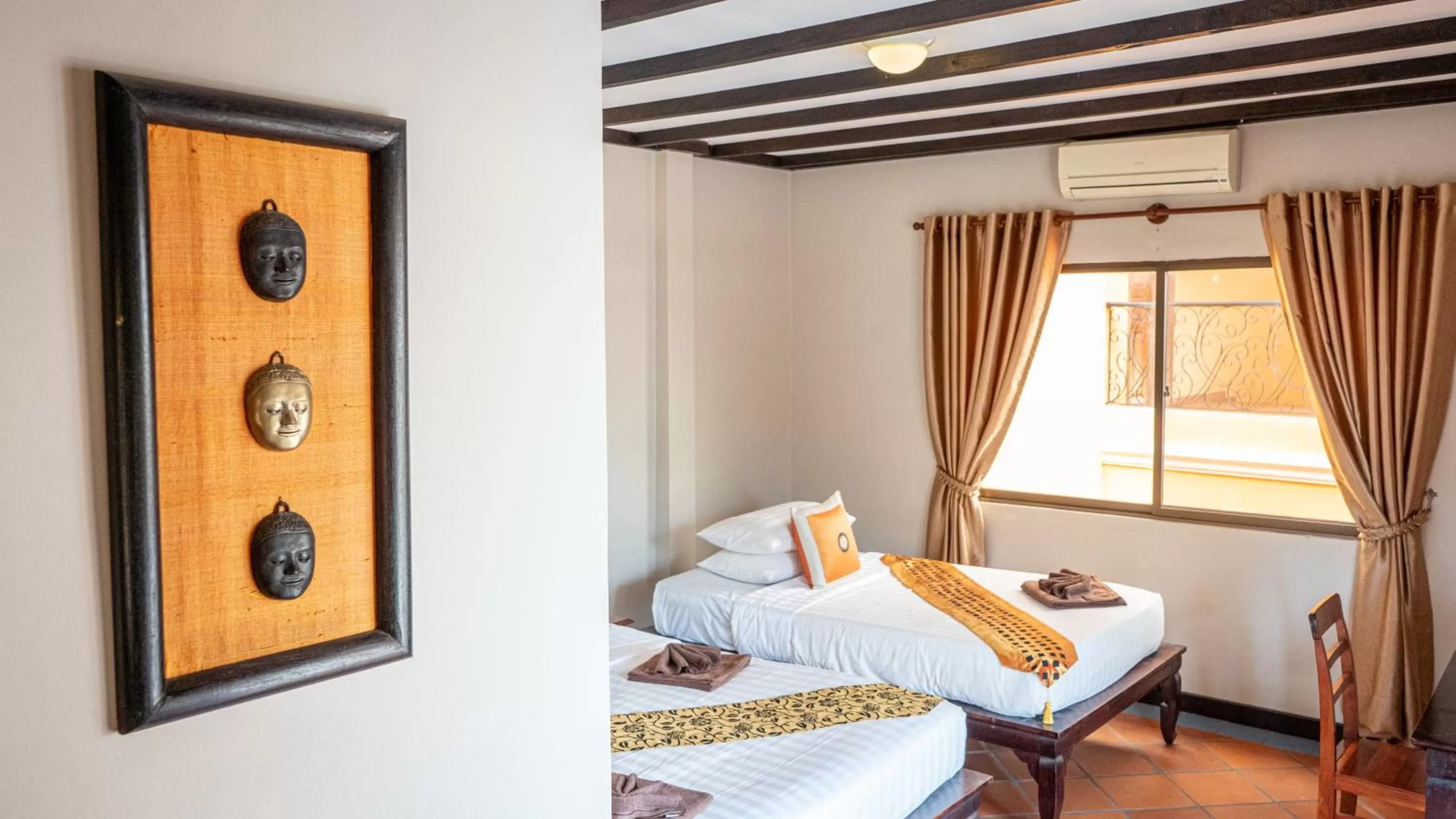 Bed in DEN HOTEL TOTONOU SIEM REAP