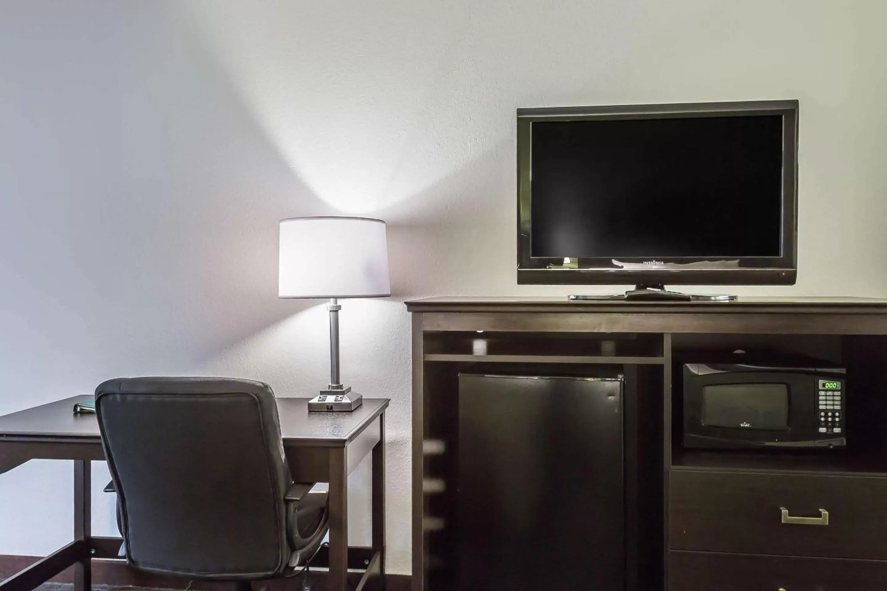 Photo of the whole room, TV/Entertainment Center in Quality Inn Culpeper