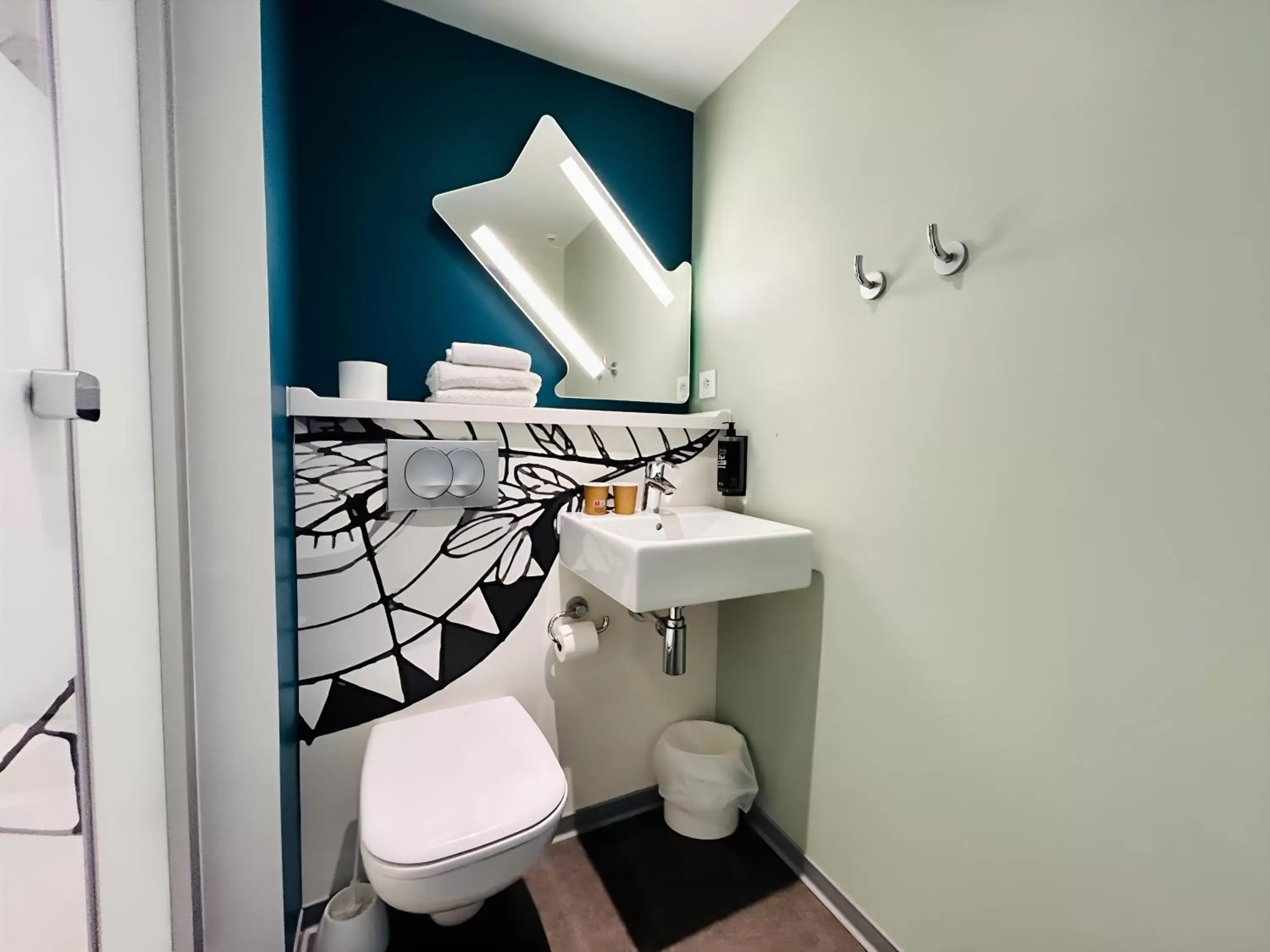 Bathroom in ibis Budget Beaune