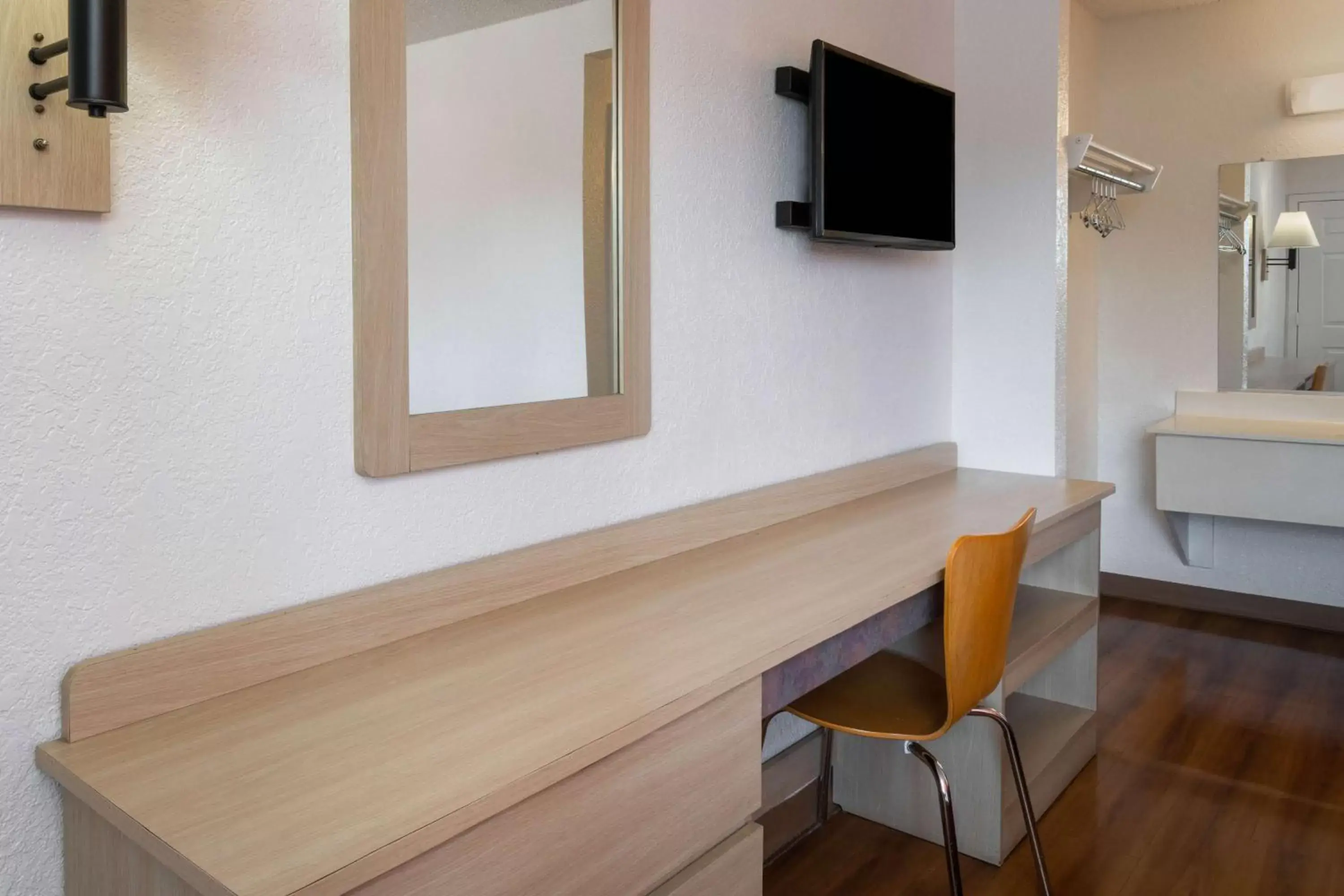 Photo of the whole room, TV/Entertainment Center in Motel 6-Sepulveda, CA - Los Angeles - Van Nuys - North Hills Photo of the whole room, TV/Entertainment Center in Motel 6-Sepulveda, CA - Los Angeles - Van Nuys - North Hills