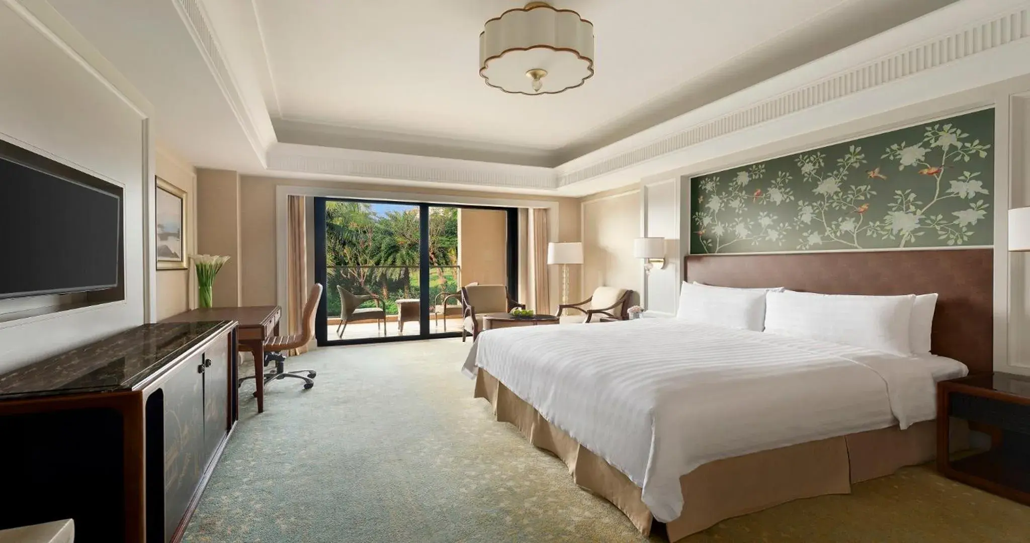 Superior Room with 1 kingsize bed in Grand Hotel Haikou - Managed by Accor Superior Room with 1 kingsize bed in Grand Hotel Haikou - Managed by Accor