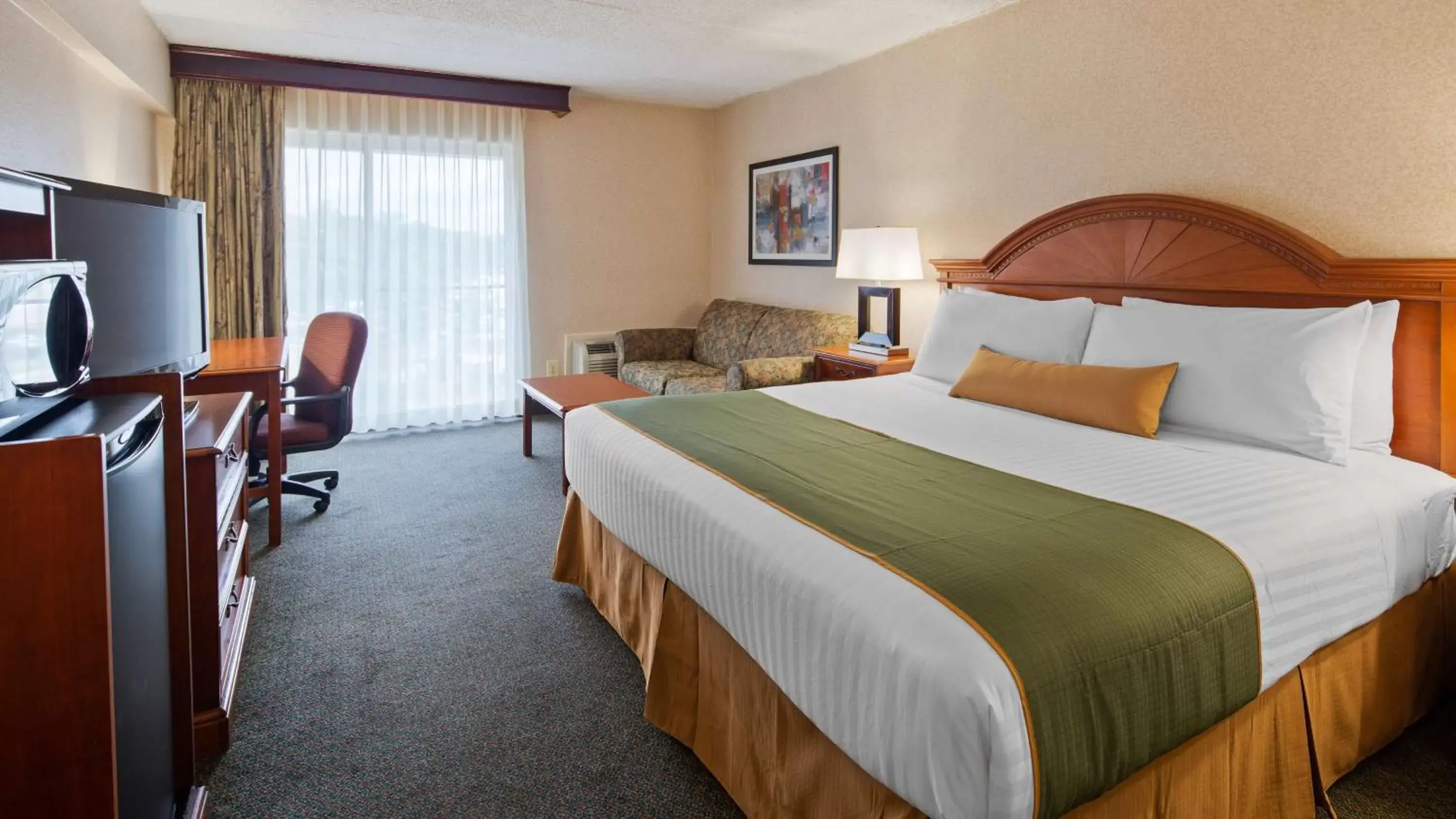 Photo of the whole room, Bed in Best Western Capital Beltway