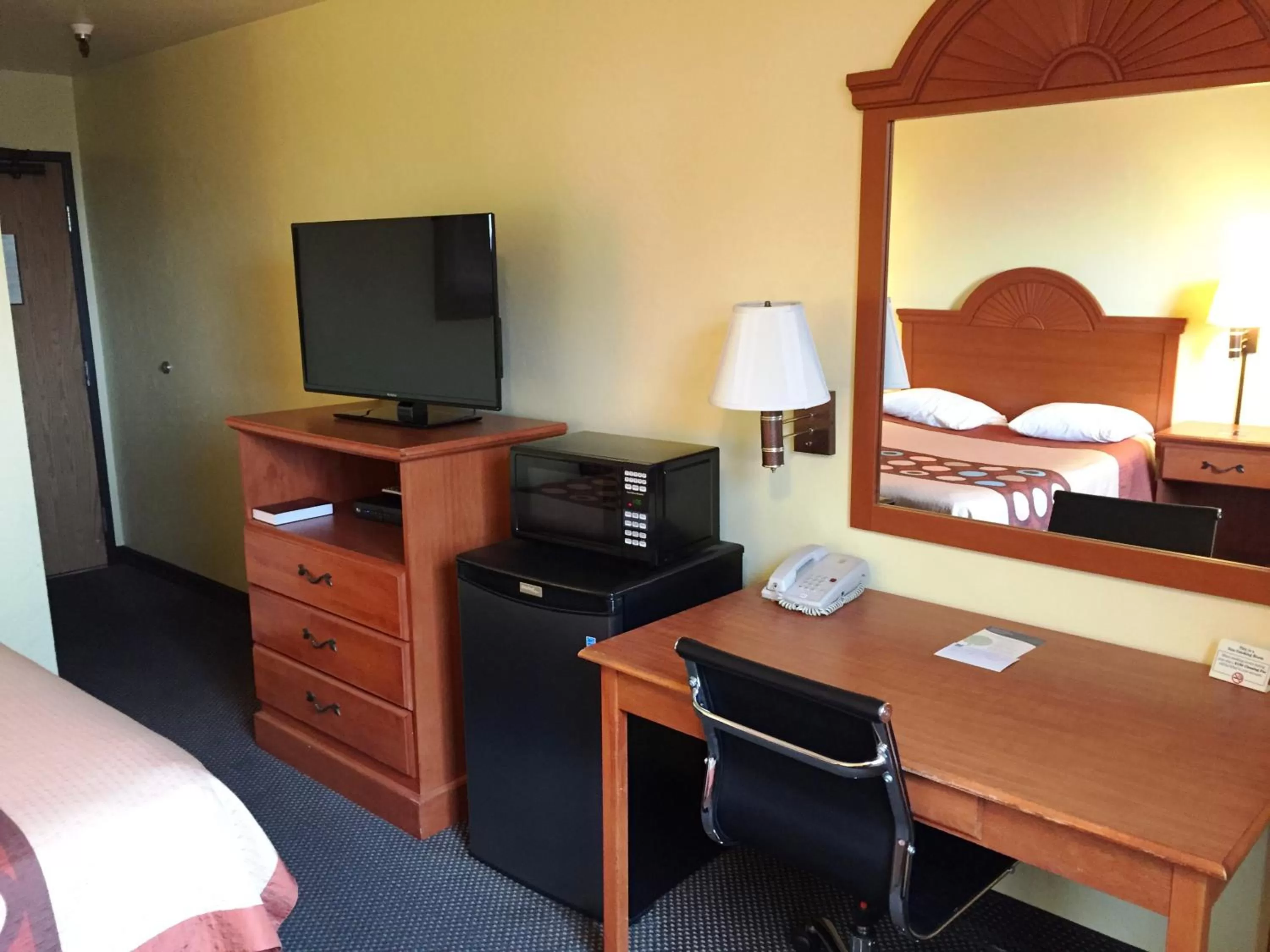 Bedroom, Bed in Motel 6-Wilsonville, OR - Portland