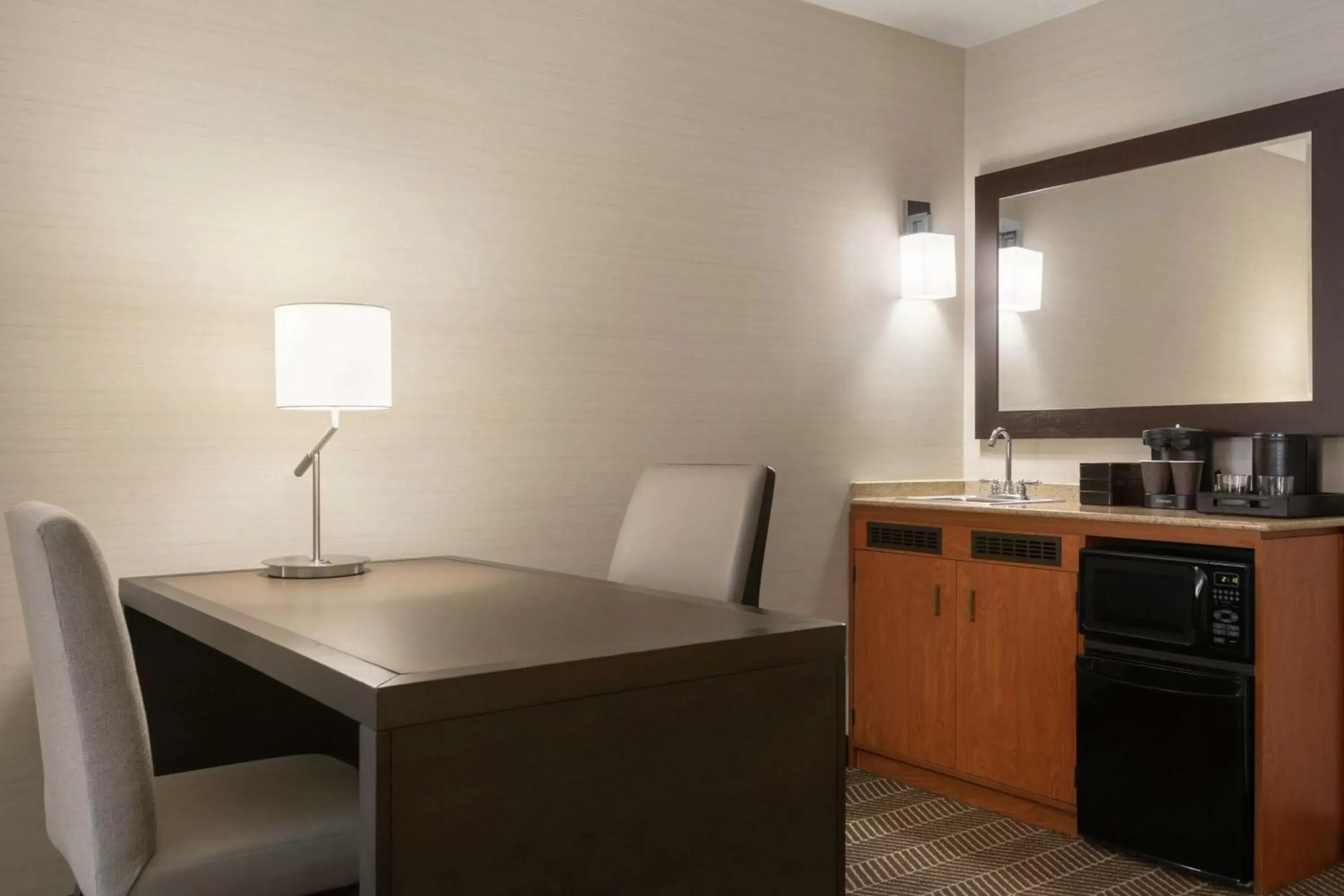 Bedroom, Kitchen/Kitchenette in Embassy Suites Boston at Logan Airport