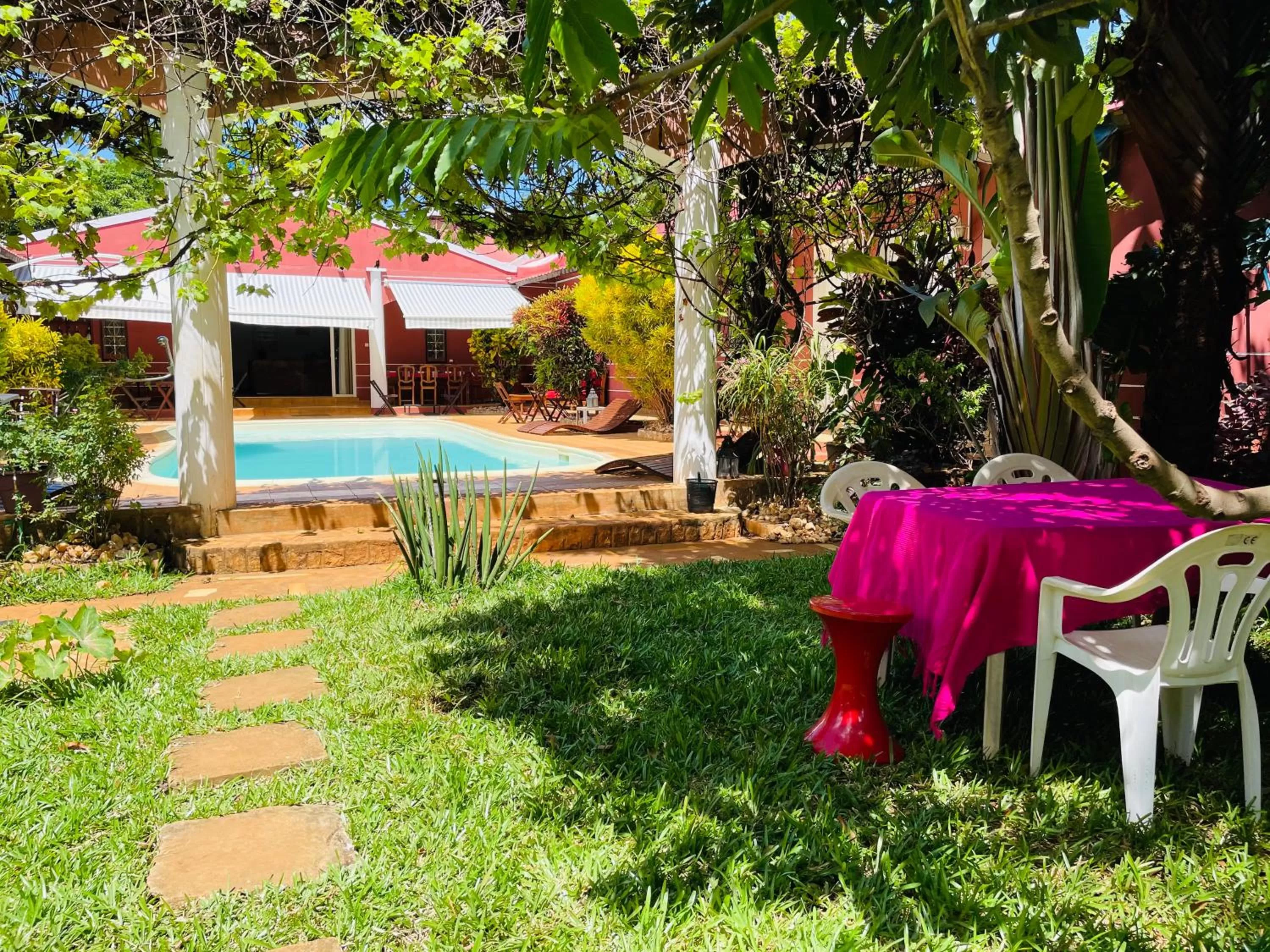 Garden, Swimming Pool in Régina Lodge Diégo Suarez Madagascar