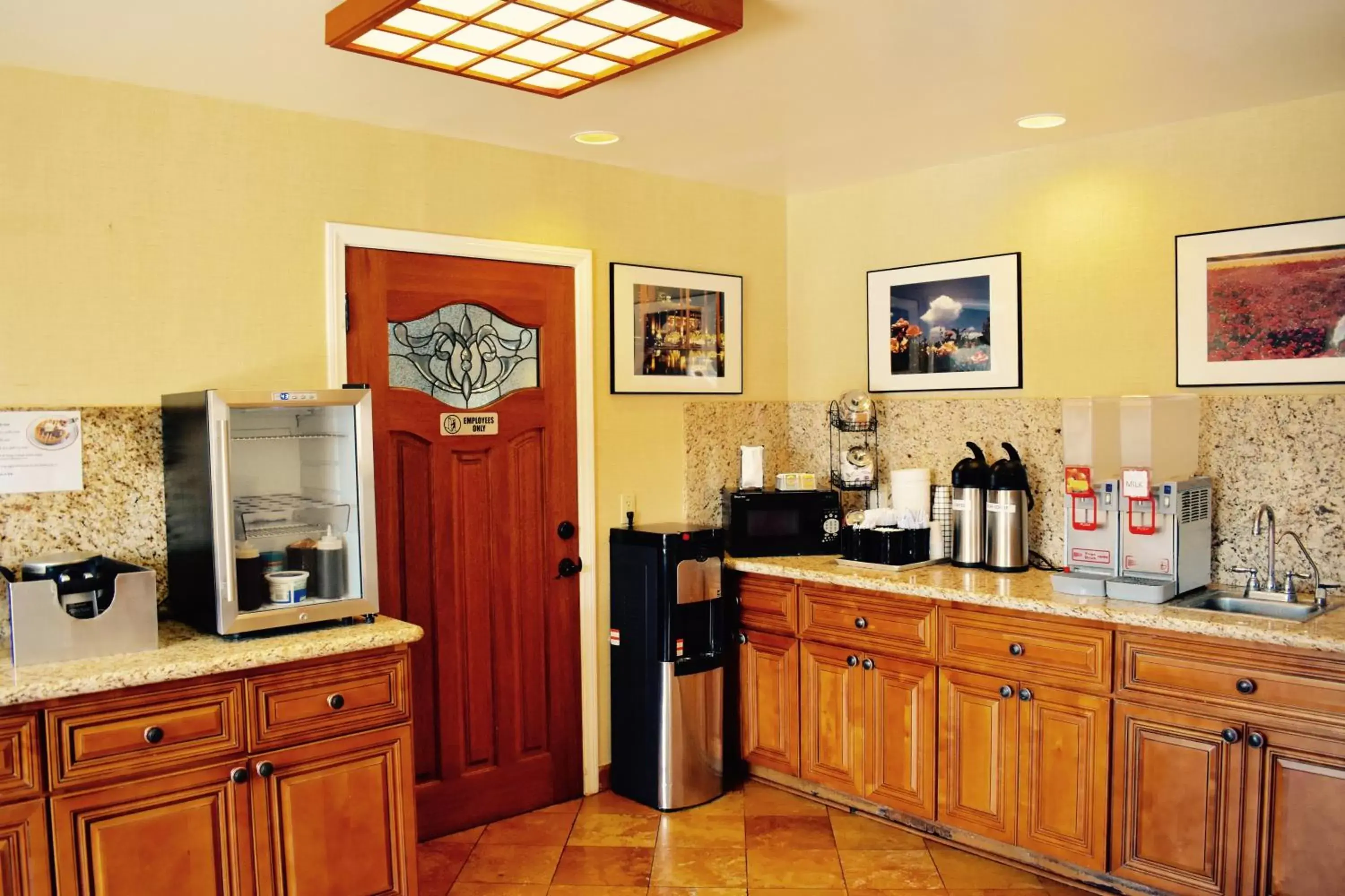 Communal kitchen in Days Inn by Wyndham Anaheim Near the Park