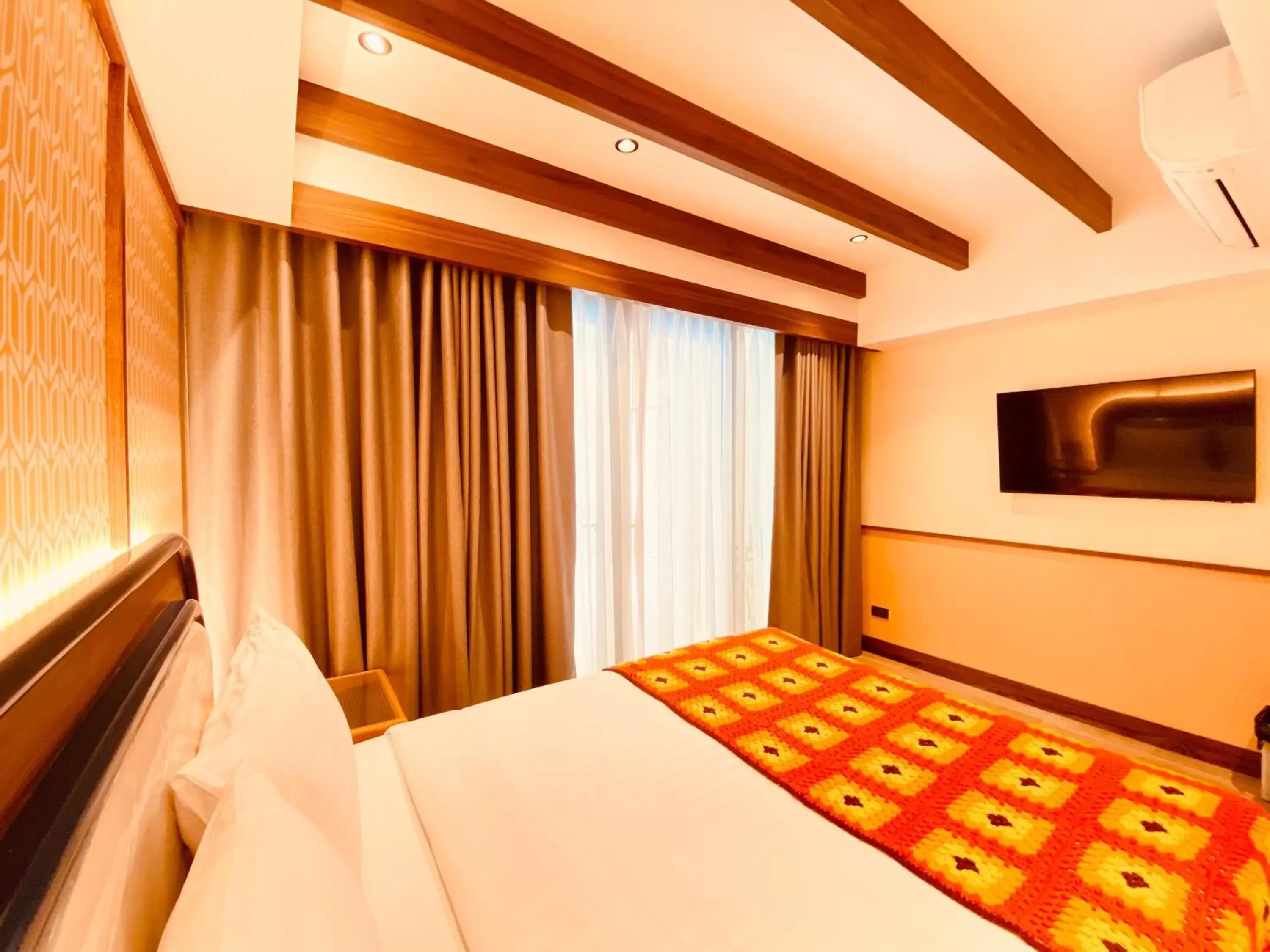 Communal lounge/ TV room, Bed in Miami Hotel Bangkok - SHA Plus