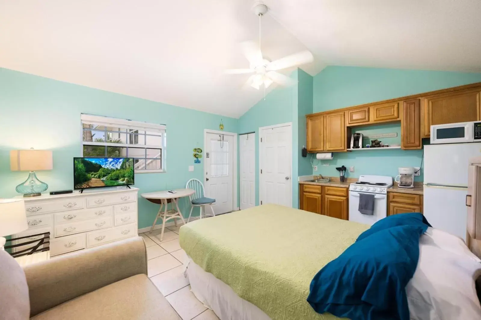 Kitchen/Kitchenette in Seahorse Beach Bungalows