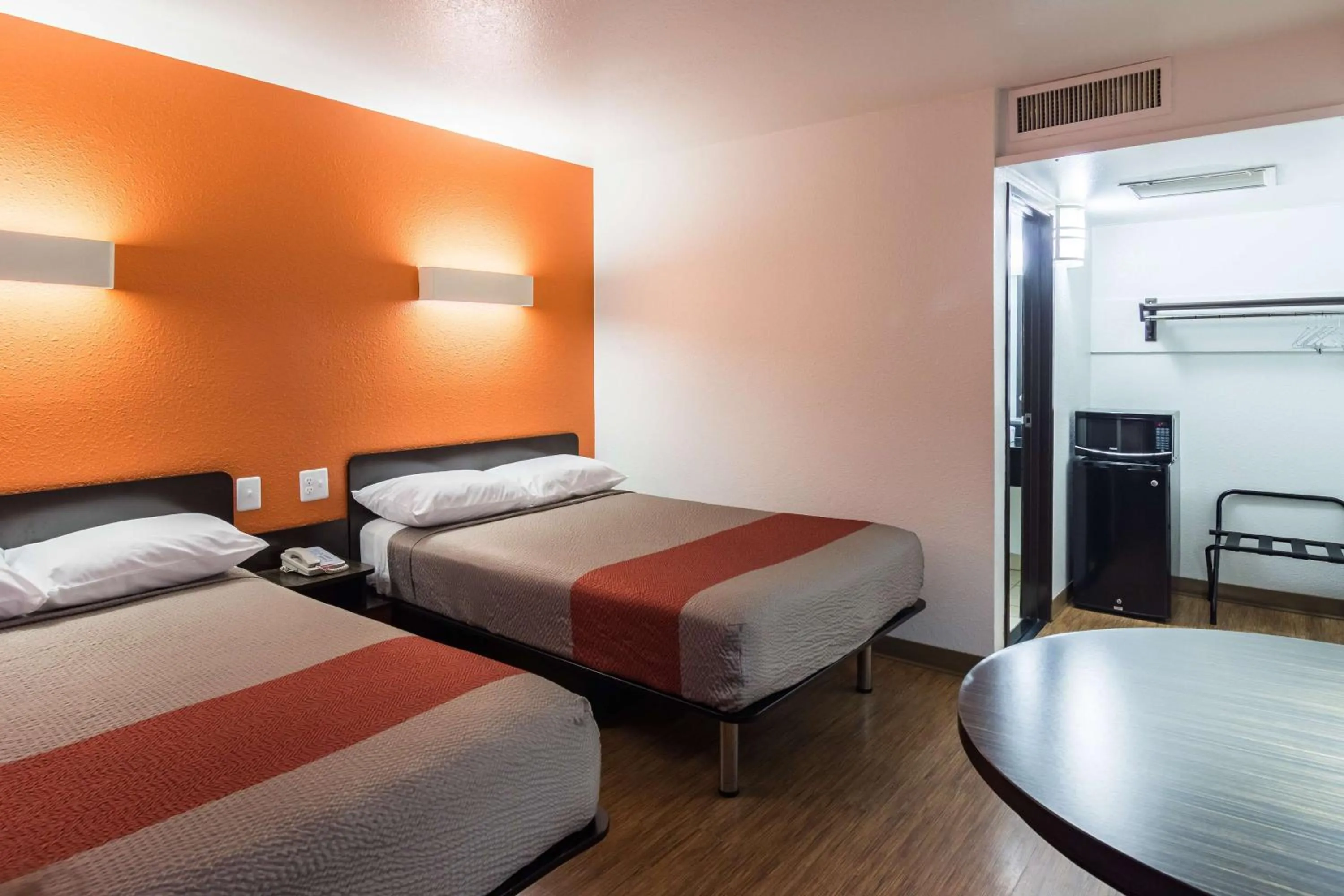 Photo of the whole room, Bed in Motel 6-Oroville, CA