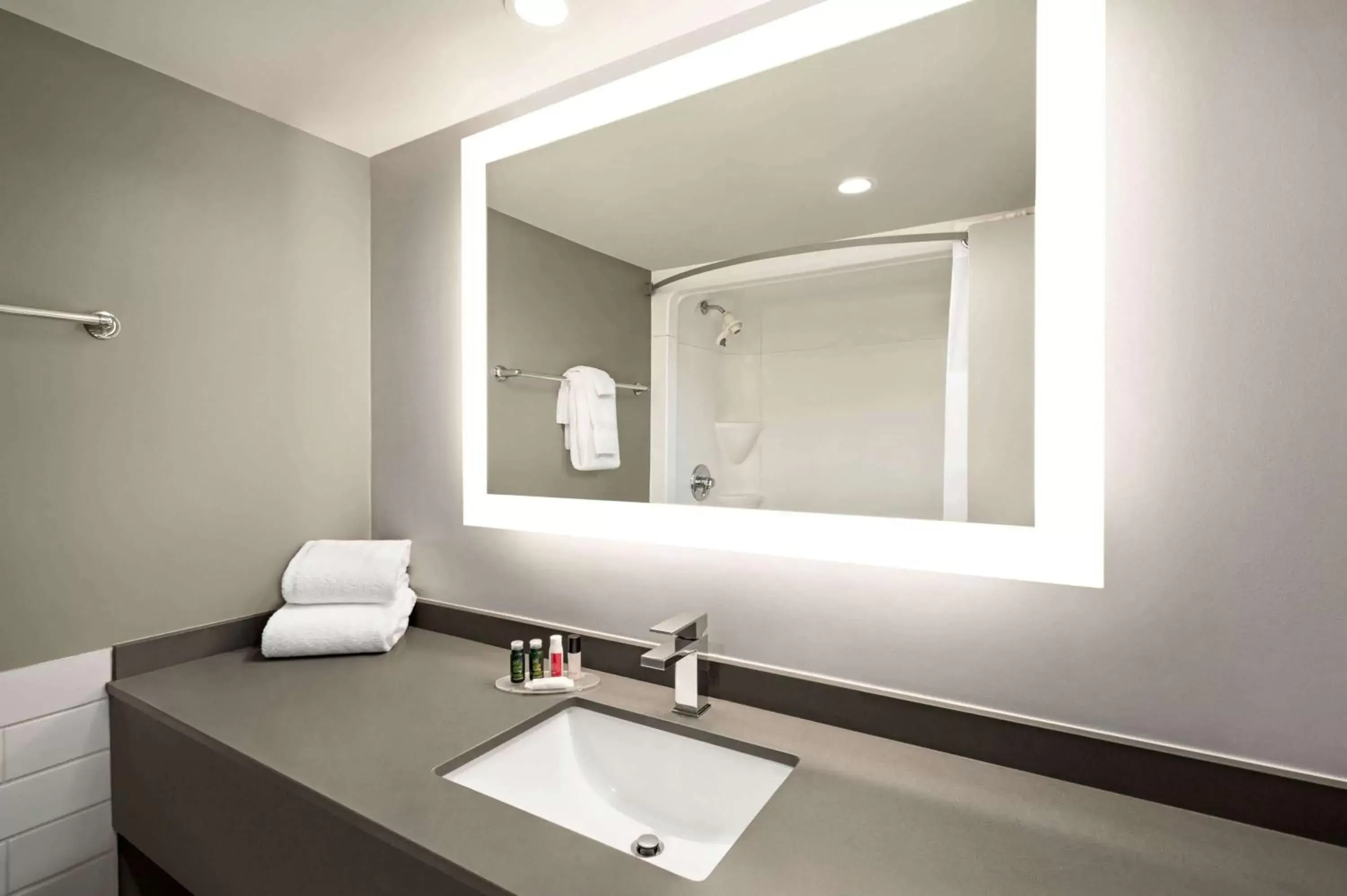 TV and multimedia, Bathroom in Ramada by Wyndham Cornwall