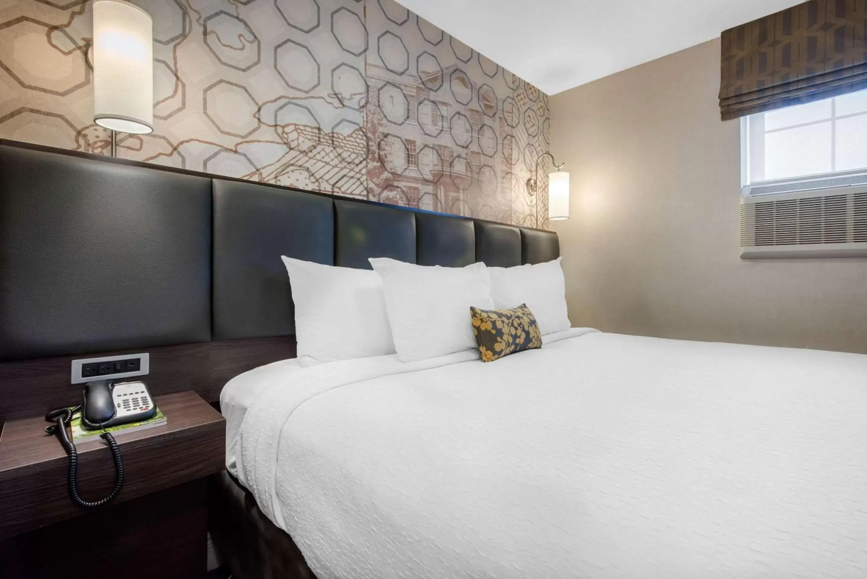 Photo of the whole room, Bed in The Champlain Waterfront Hotel, an Ascend Hotel Collection