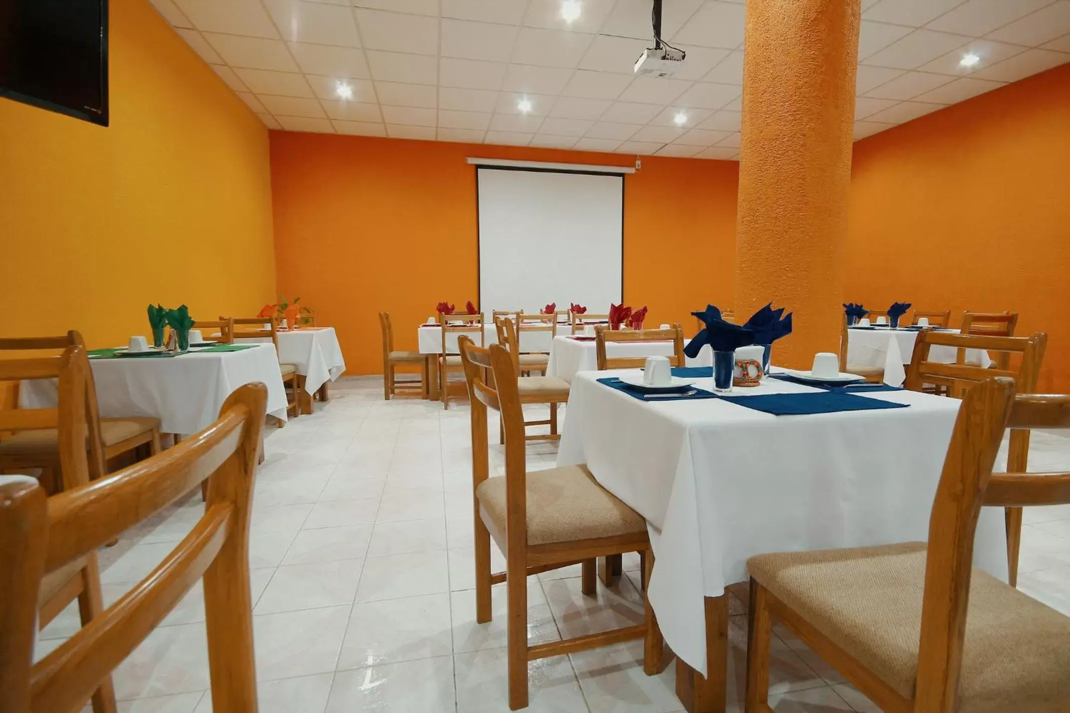 Food, Restaurant/Places to Eat in HOTEL EL CONQUISTADOR MONARCA.