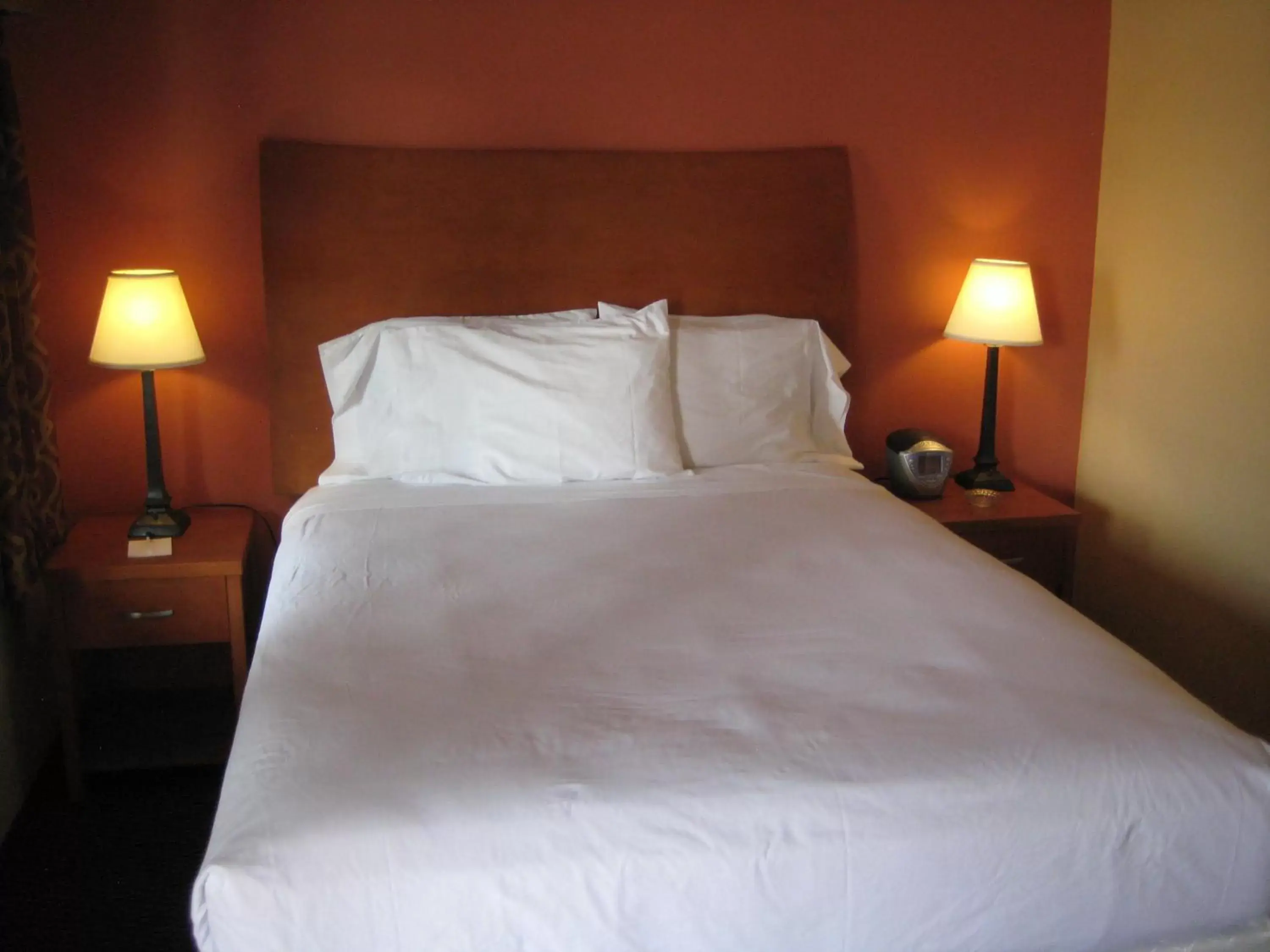 Bed in Americas Best Value Inn - Porterville