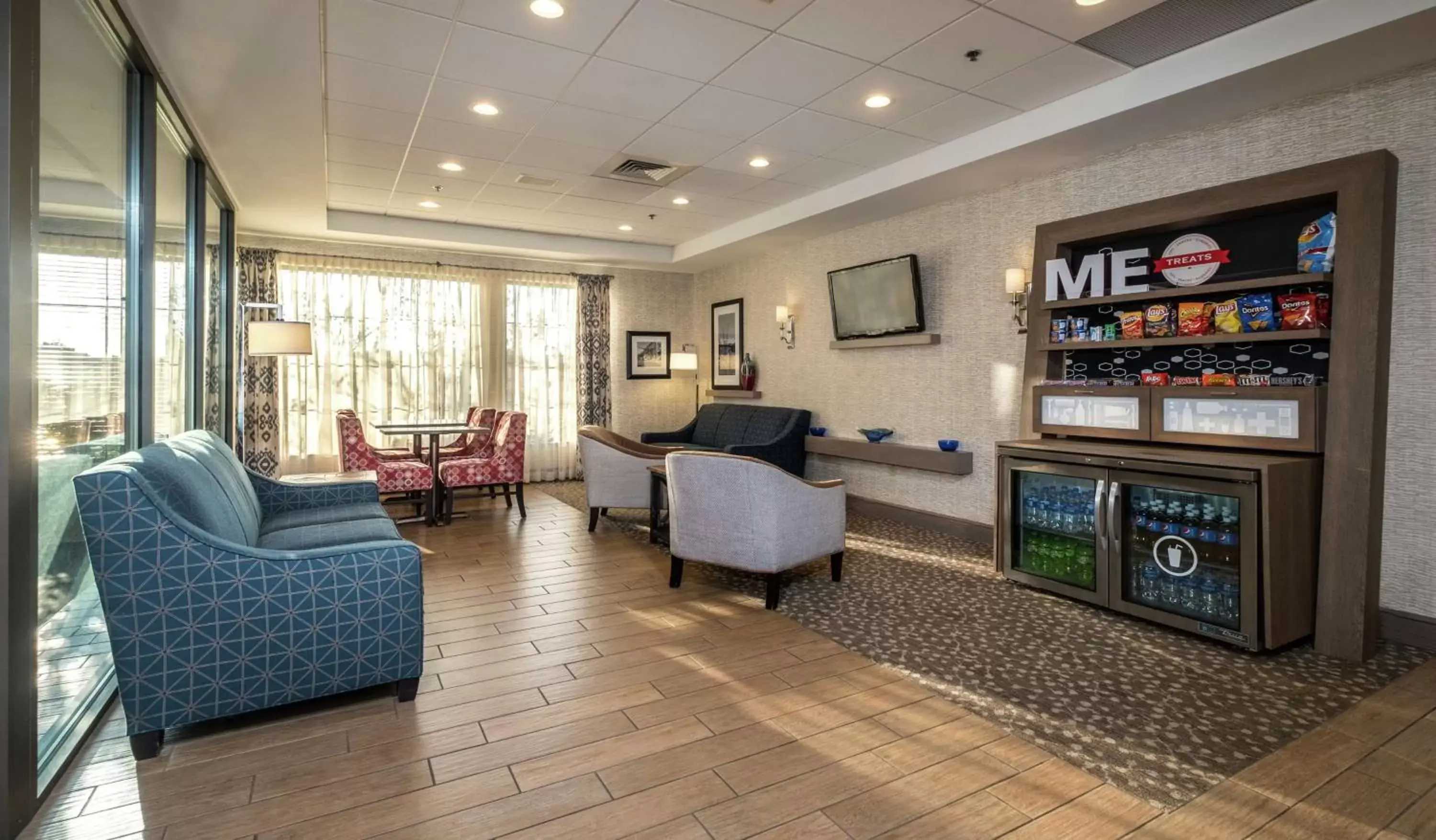 Restaurant/places to eat, Seating Area in Hampton Inn Freeport/Brunswick