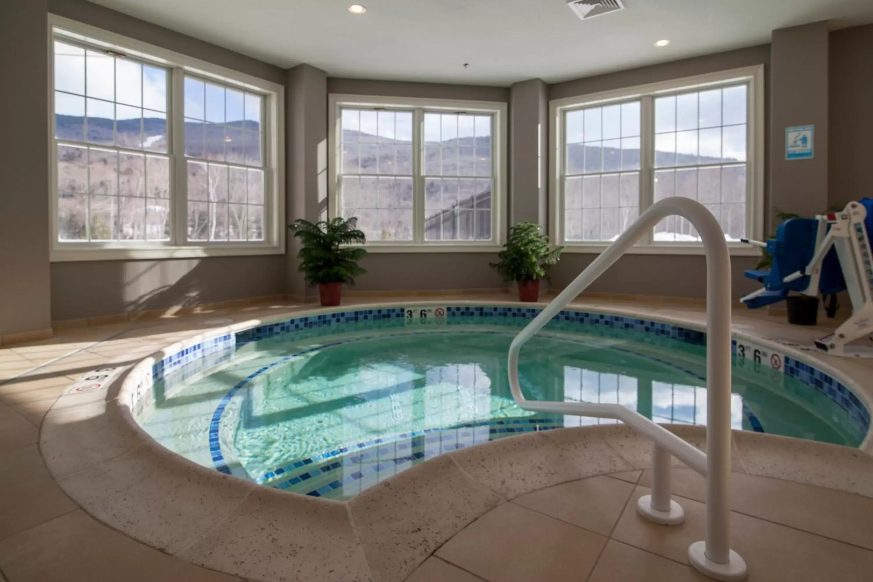 Hot Tub, Swimming Pool in RiverWalk Resort at Loon Mountain