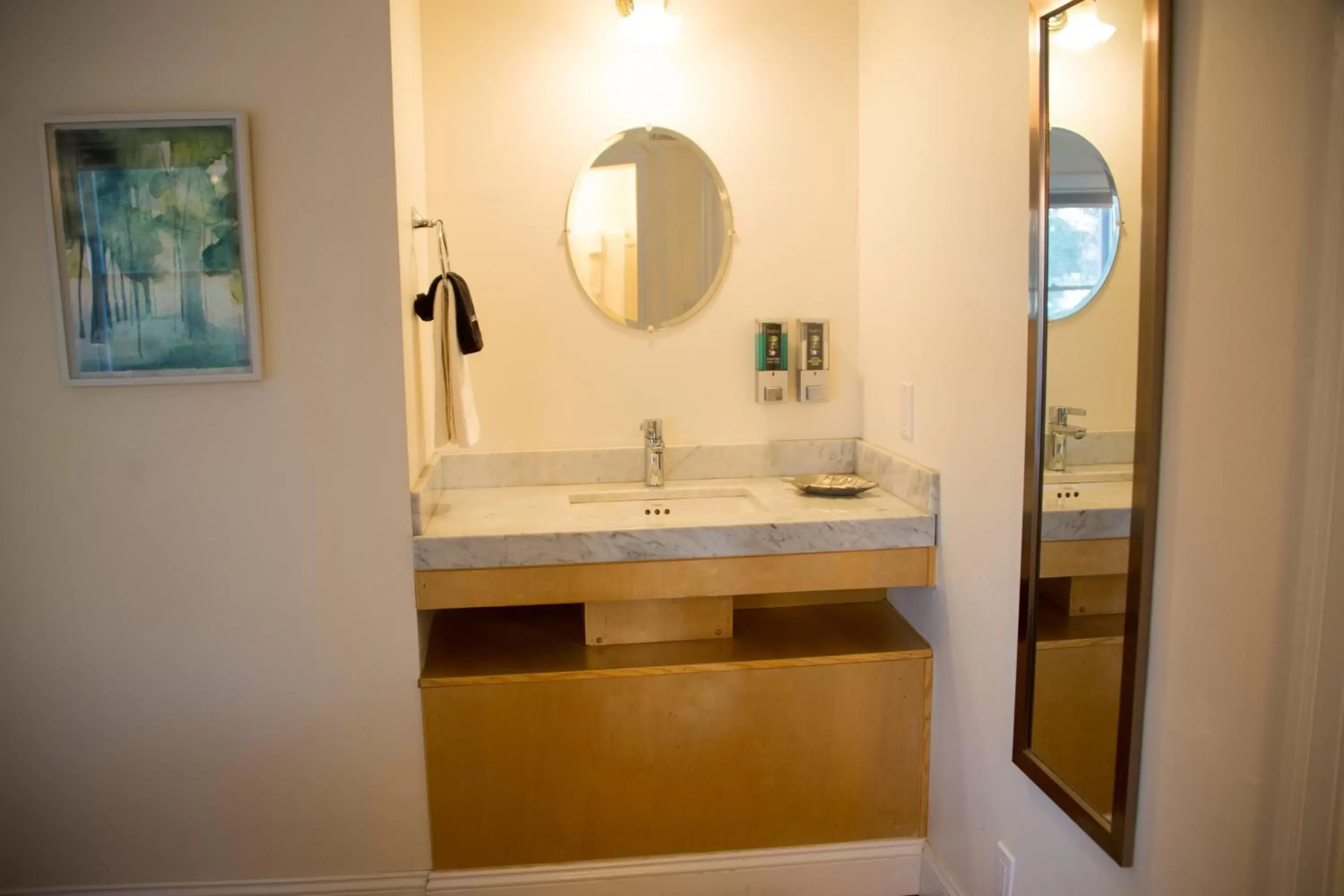 Bathroom in Cedar Gables Inn