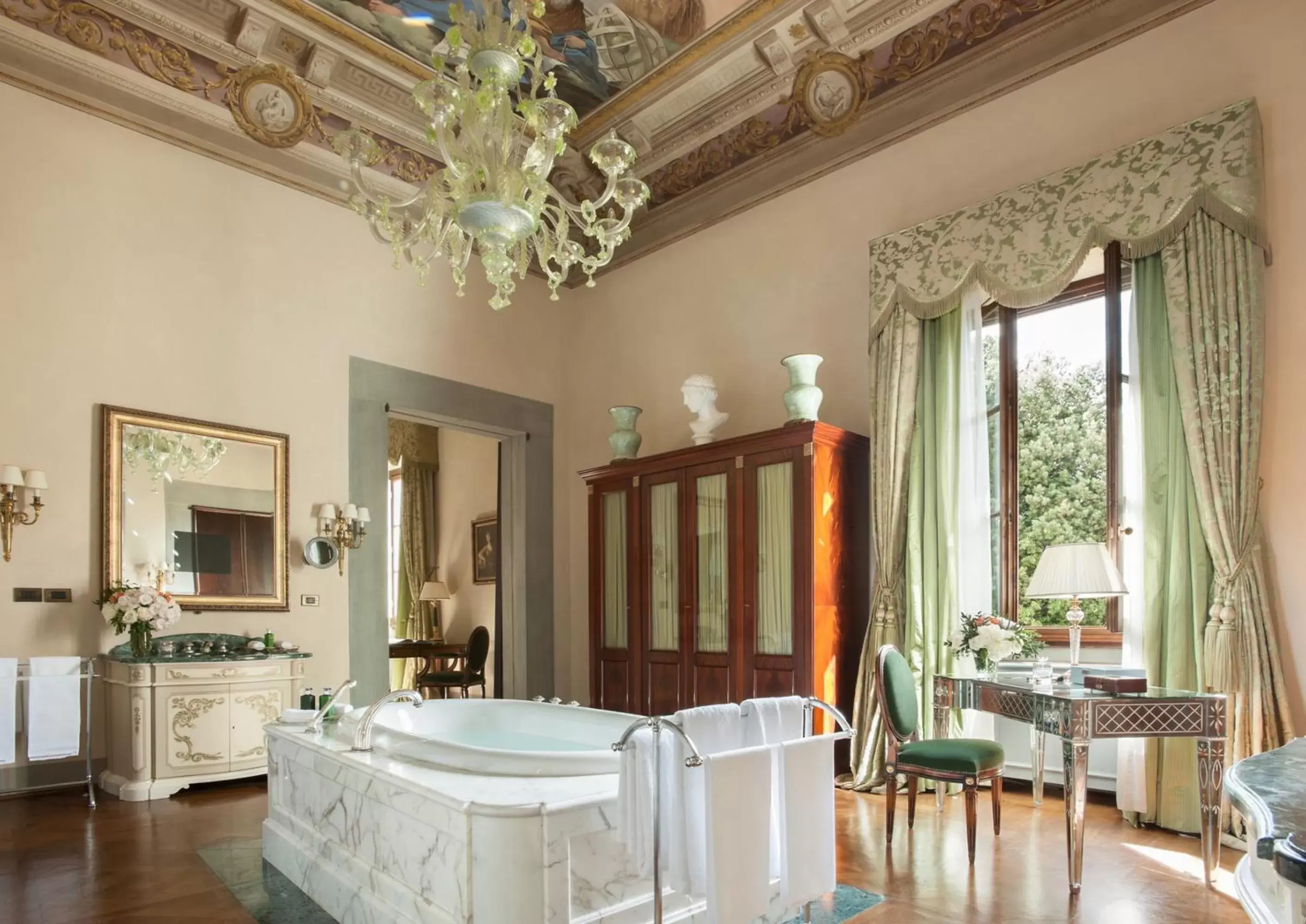 Bathroom, Lounge/Bar in Four Seasons Hotel Firenze