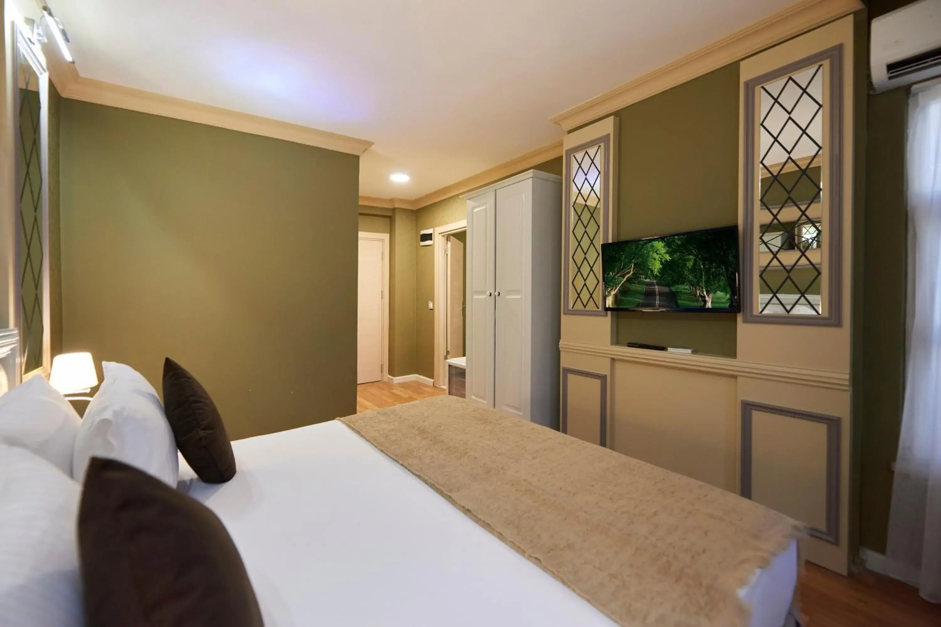 Photo of the whole room, Bed in Sunlight Hotel Photo of the whole room, Bed in Sunlight Hotel