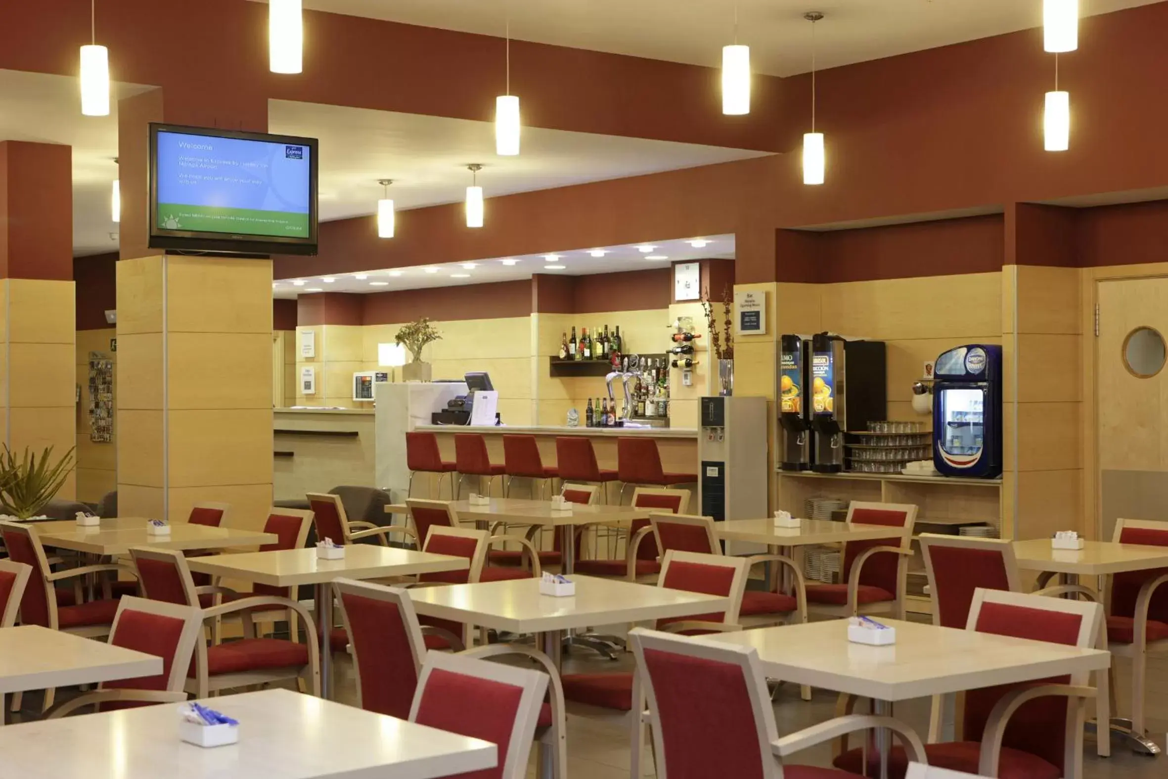 Lounge or bar, Restaurant/Places to Eat in Holiday Inn Express Málaga Airport, an IHG Hotel