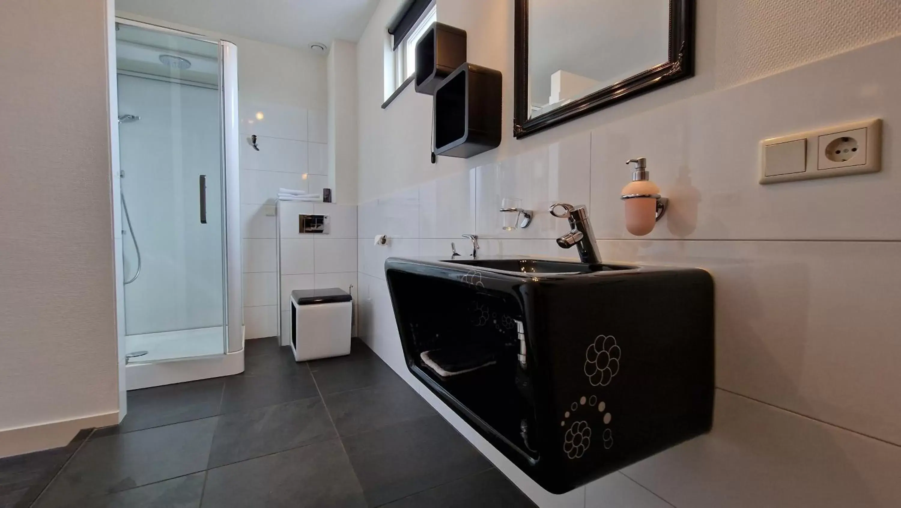 Shower, Kitchen/Kitchenette in B&B De Droomhoeve