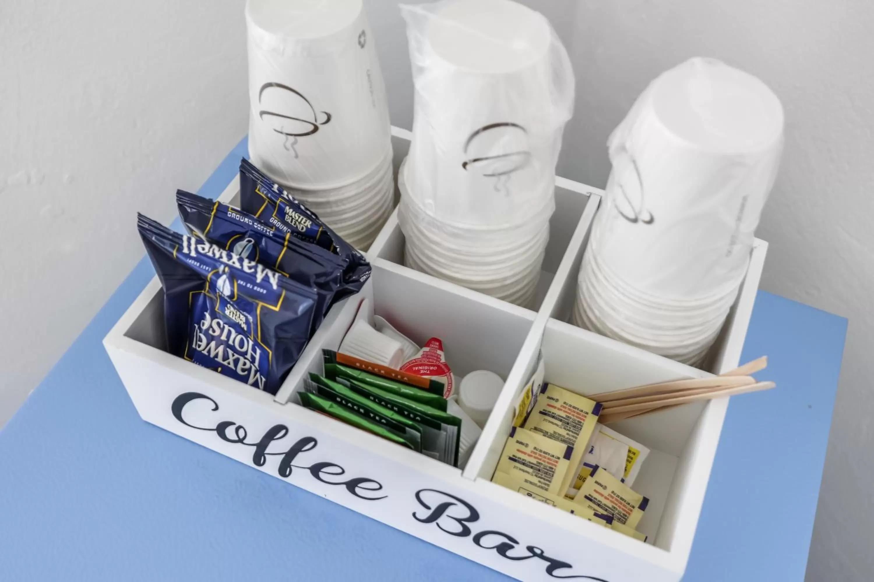 Coffee/tea facilities in Starlite Hotel