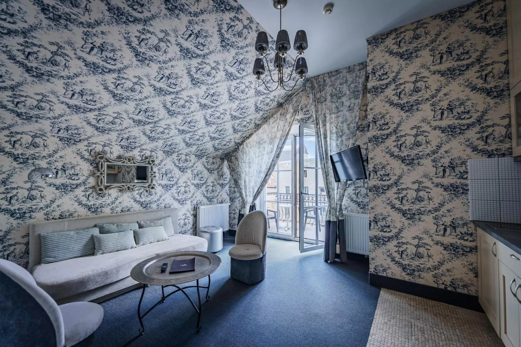 TV and multimedia, Bed in Moon Garden Old Town Hotel