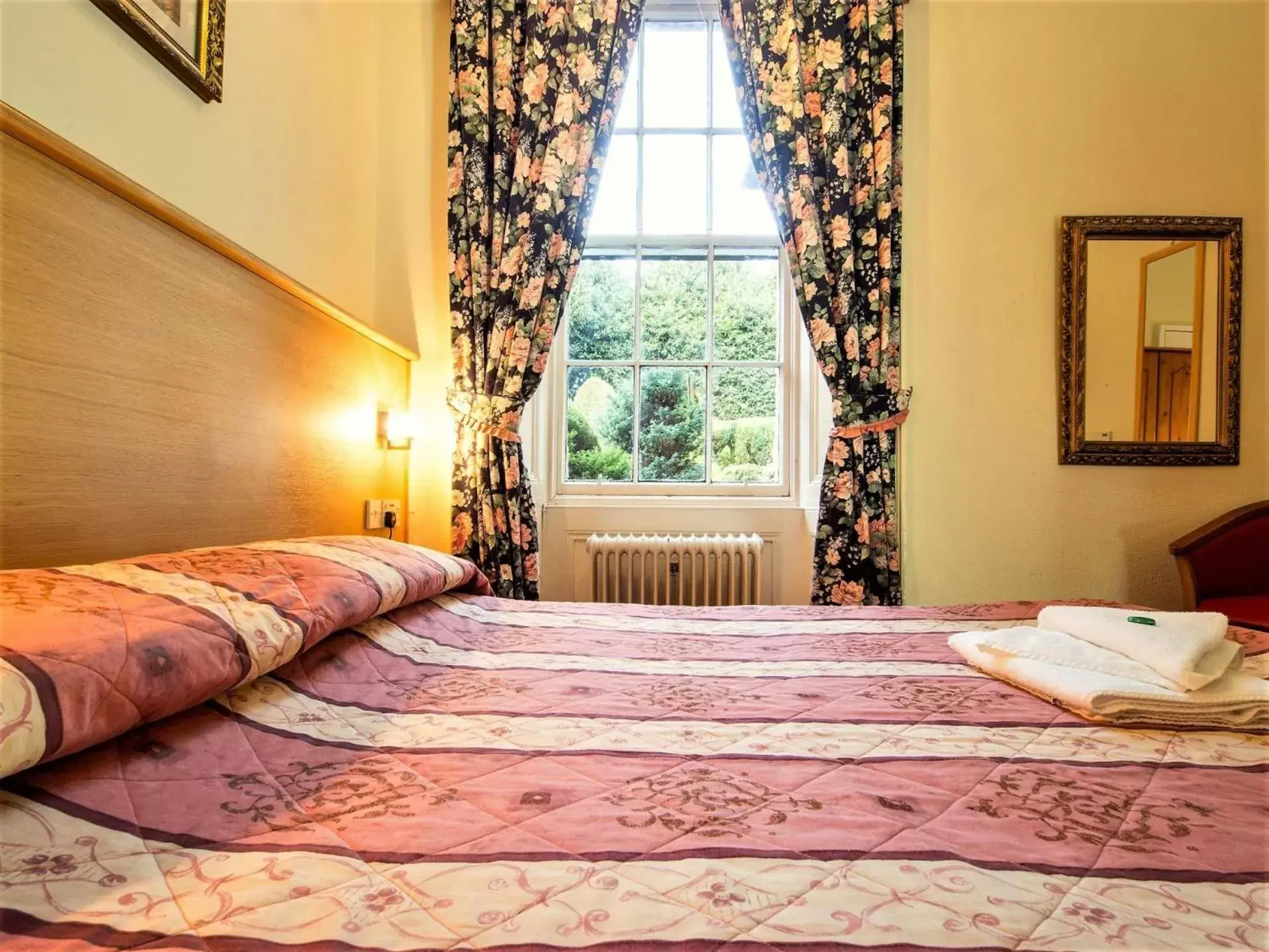 Bedroom, Bed in Cumberland Hotel