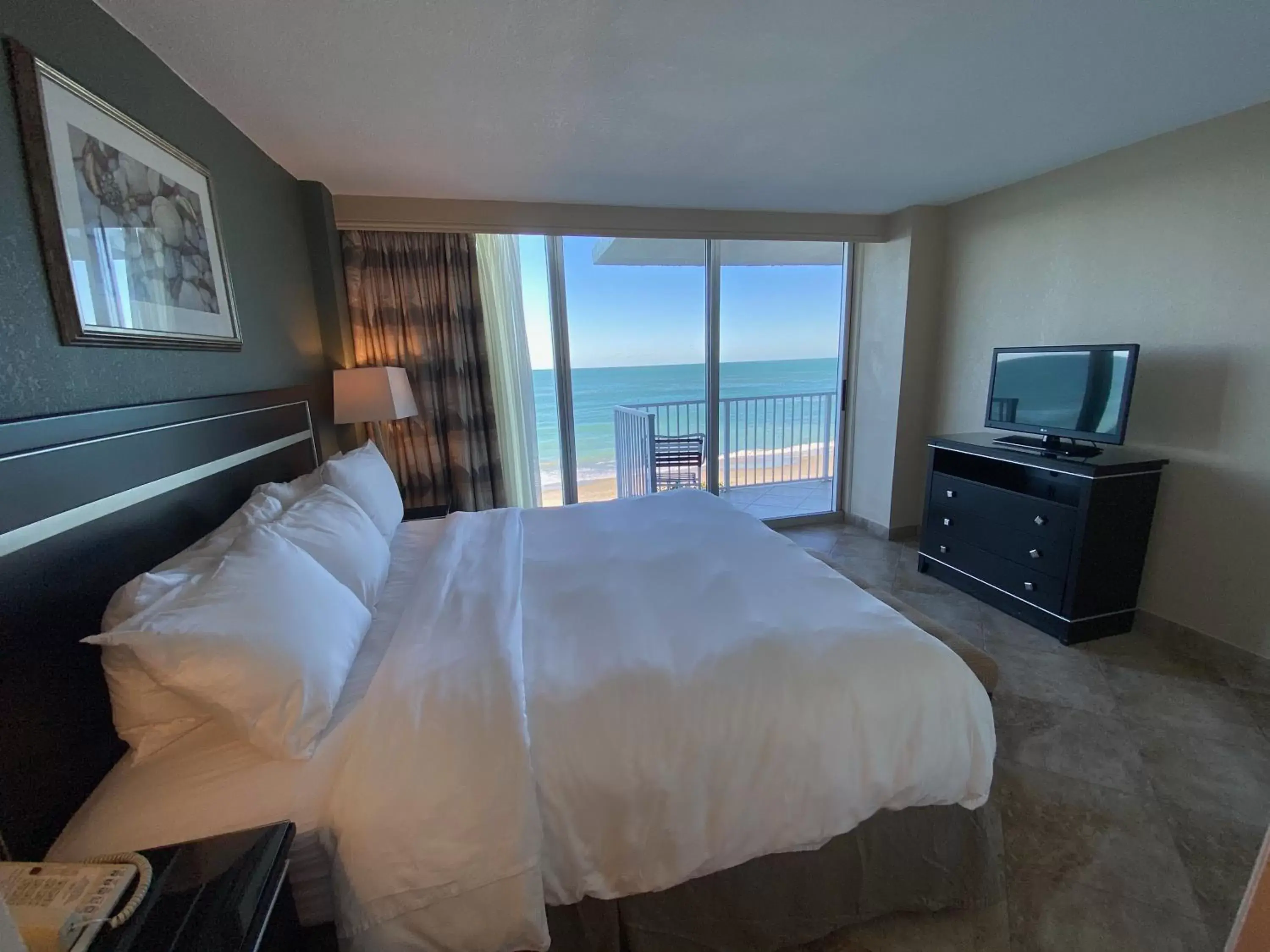 Bed in Radisson Suite Hotel Oceanfront