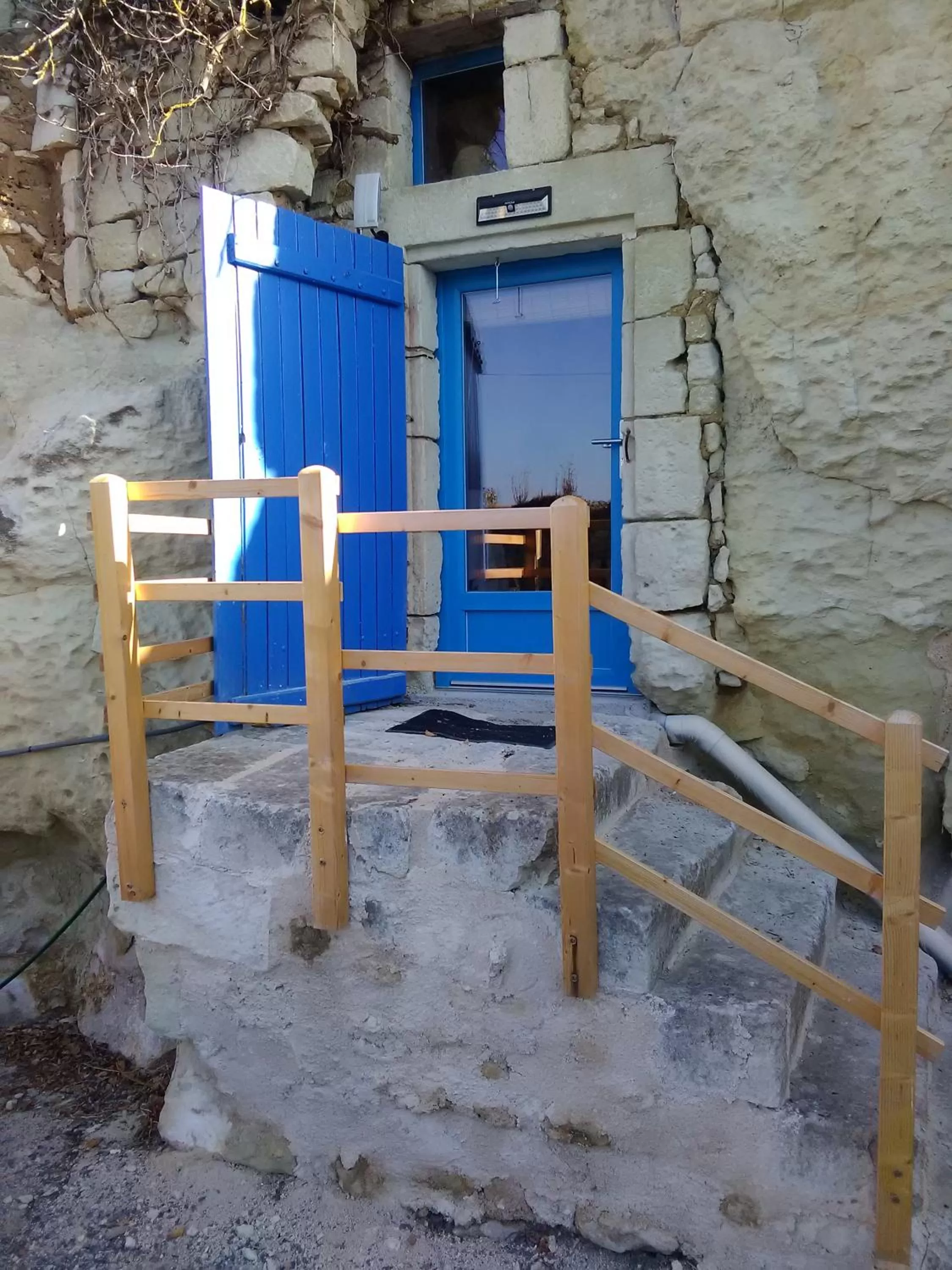 Facade/entrance in Manoir Le Cristal - Futuroscope a petit prix , grandes chambres familiales 5-6 personnes ,