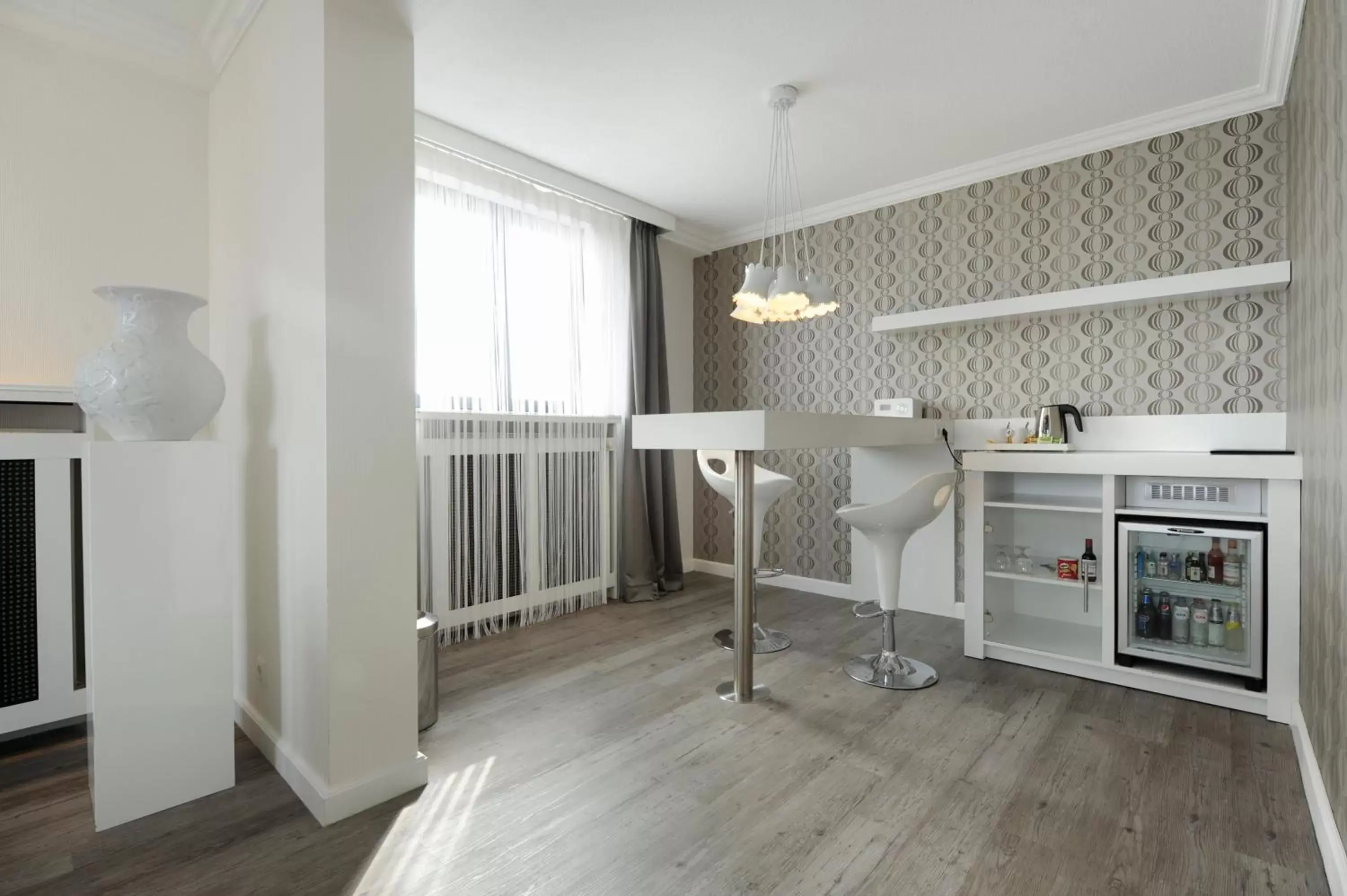 Seating area, Kitchen/Kitchenette in Van der Valk TheaterHotel De Oranjerie