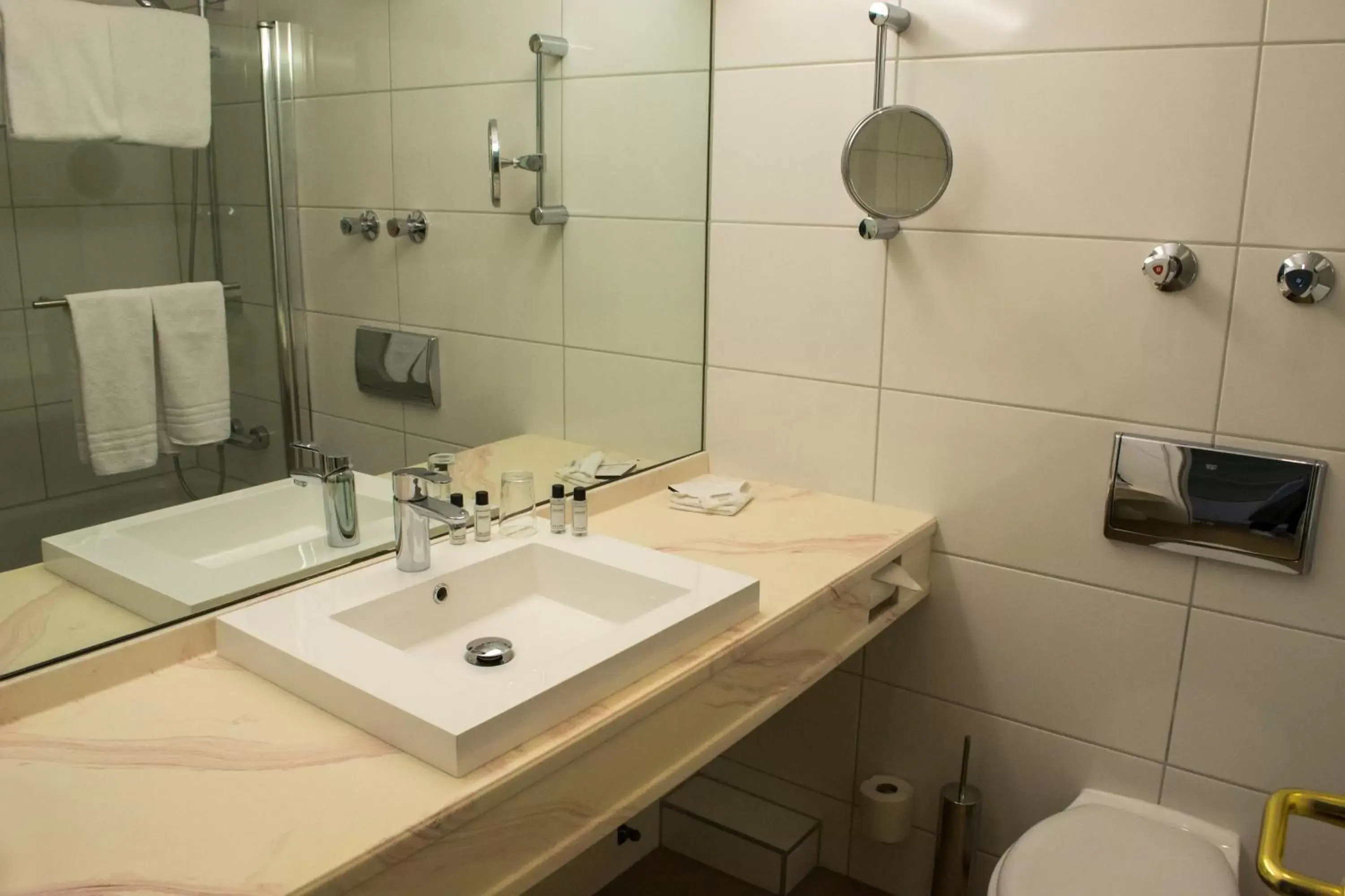 Bathroom in relexa hotel Airport Düsseldorf/Ratingen