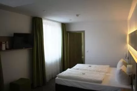 Bed in Schwarzer Adler - Hotel Garni