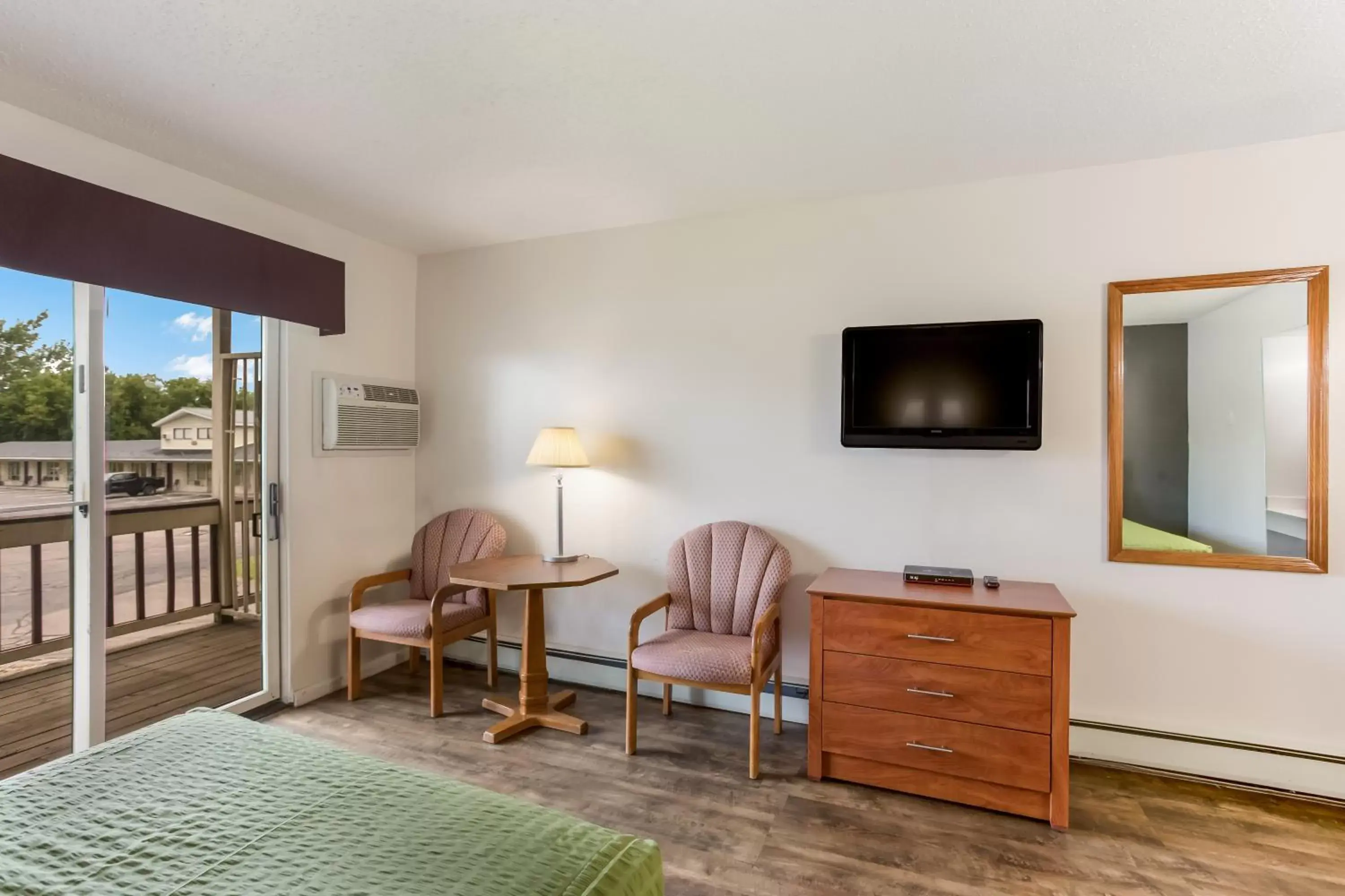 TV and multimedia, Bed in Malone Inn TV and multimedia, Bed in Malone Inn