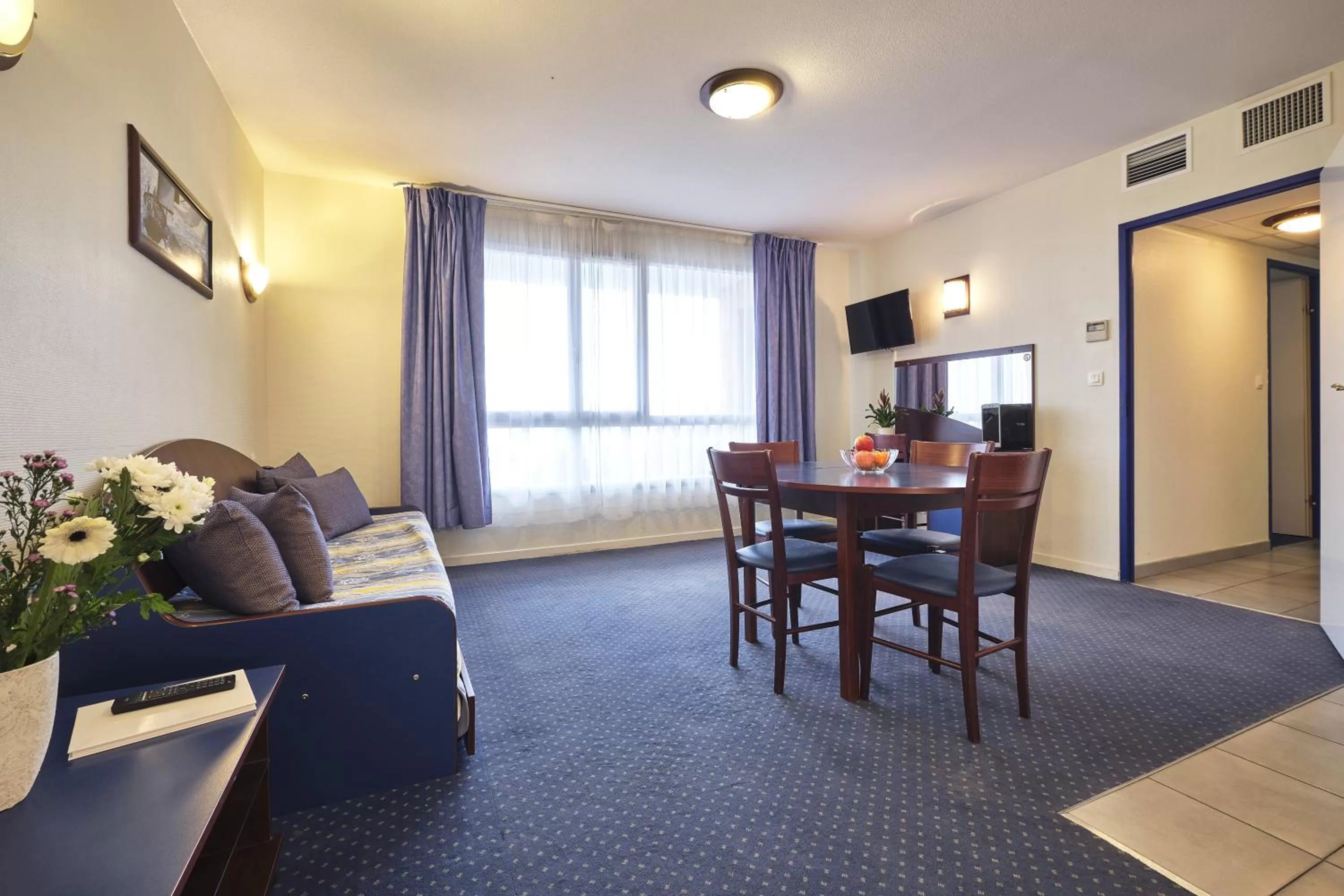 Living room, Dining Area in Zenitude Hôtel-Résidences Carcassonne