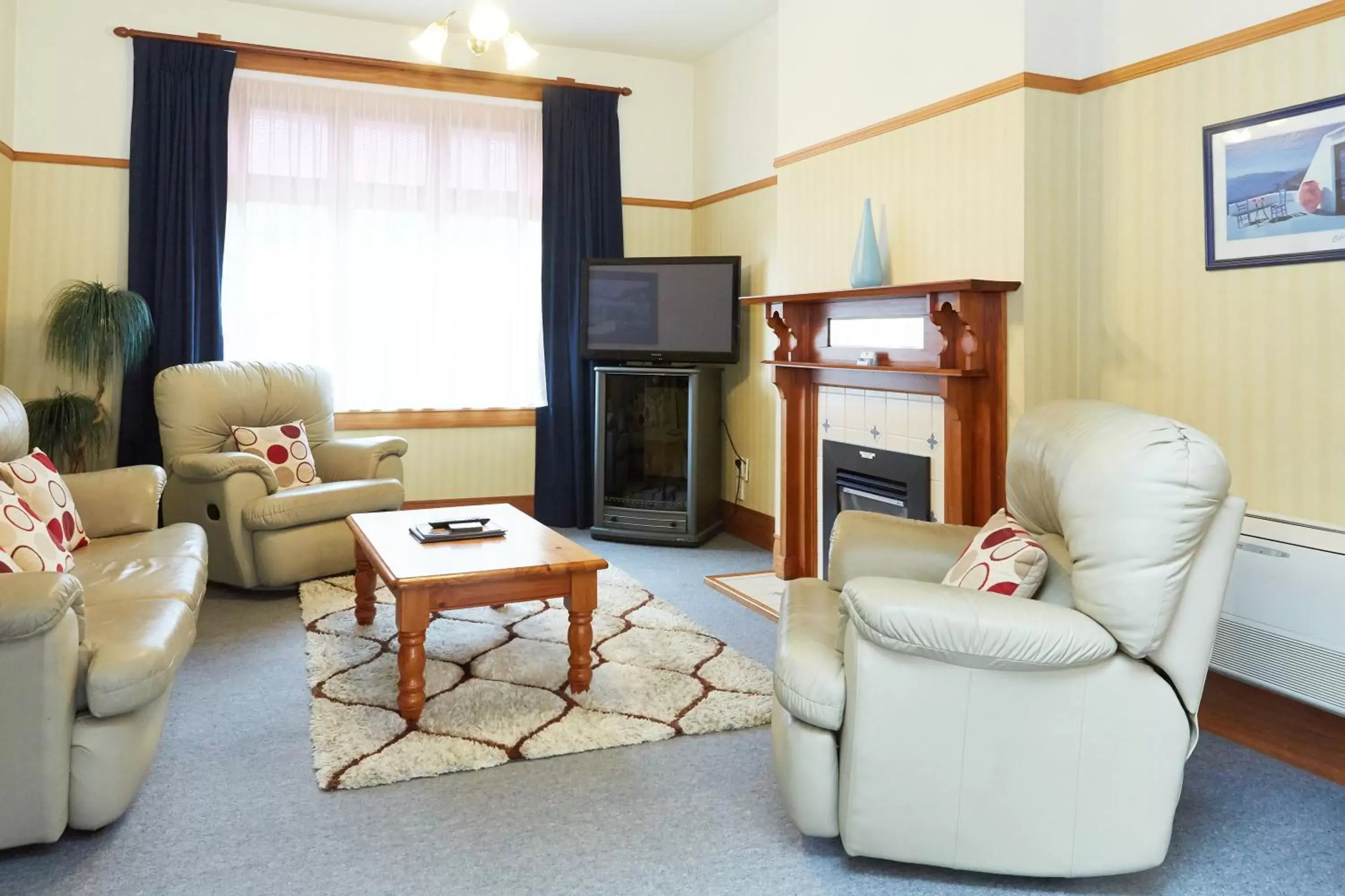 Seating Area in Admiral Court Motel & Apartments