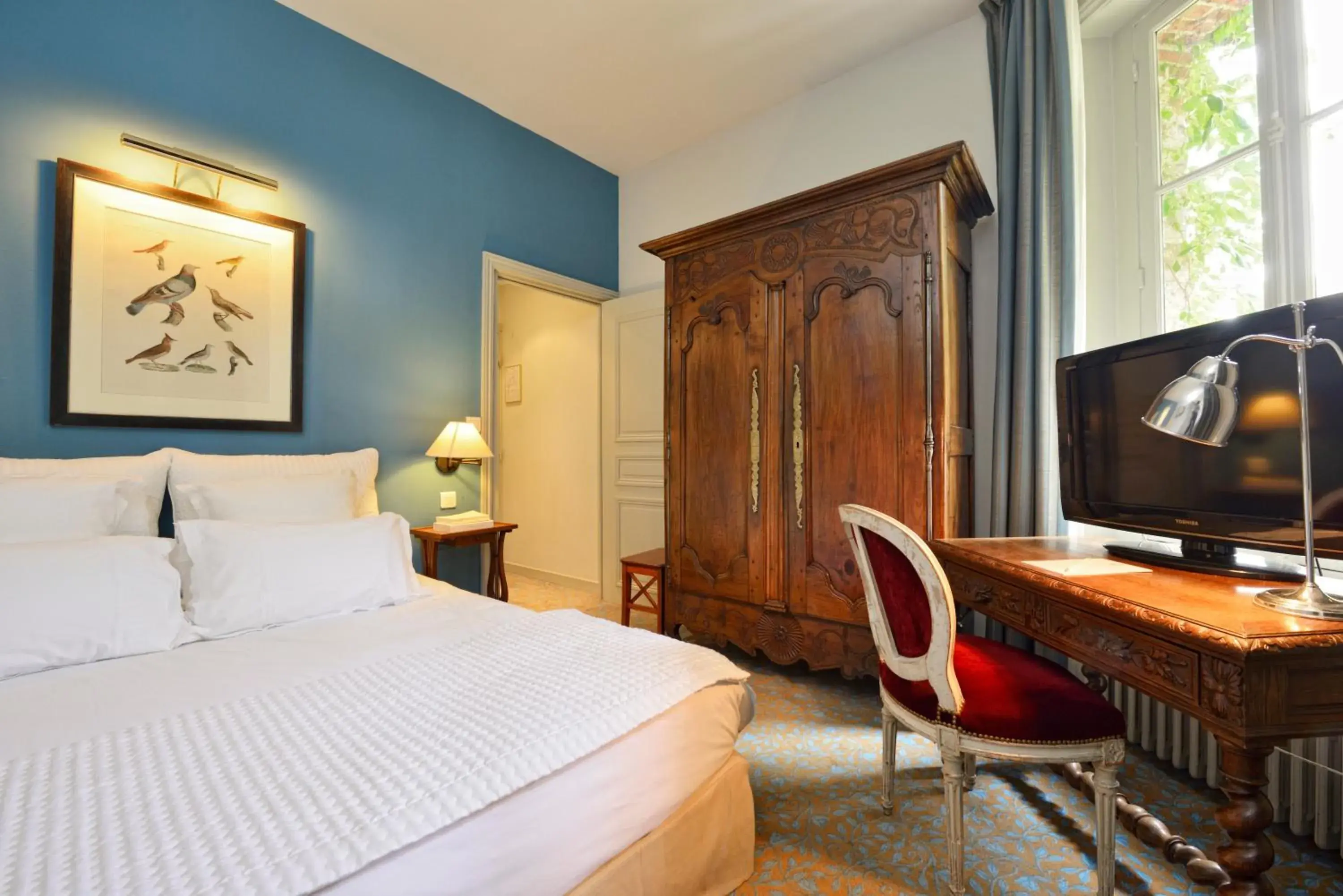 Bed in Hôtel Le Saint Christophe