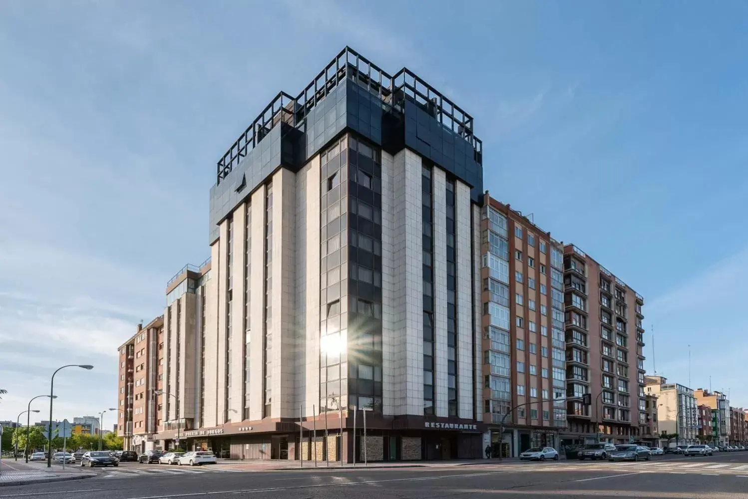 Facade/entrance, Property Building in Crisol Puerta de Burgos