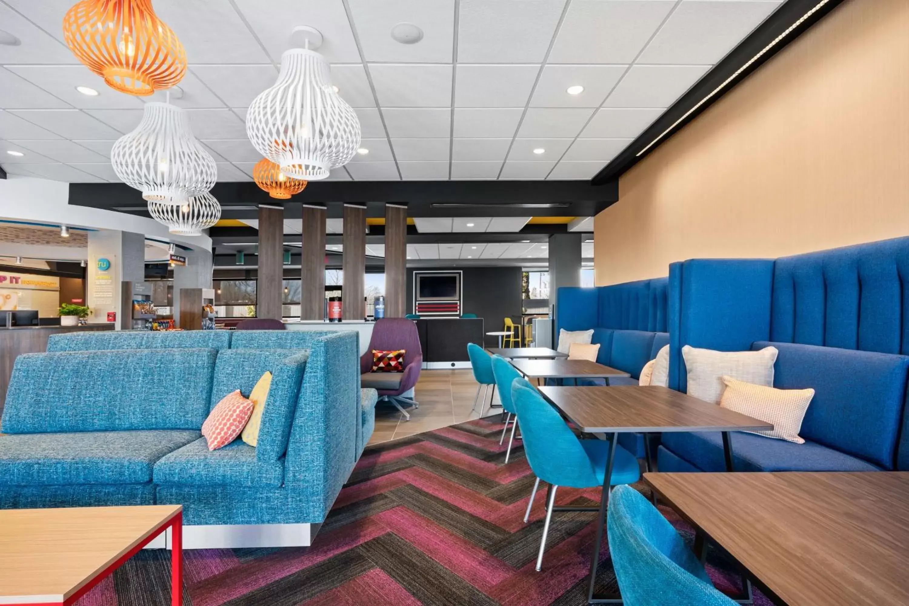 Lobby or reception, Lounge/Bar in Tru By Hilton Portland Airport, Or