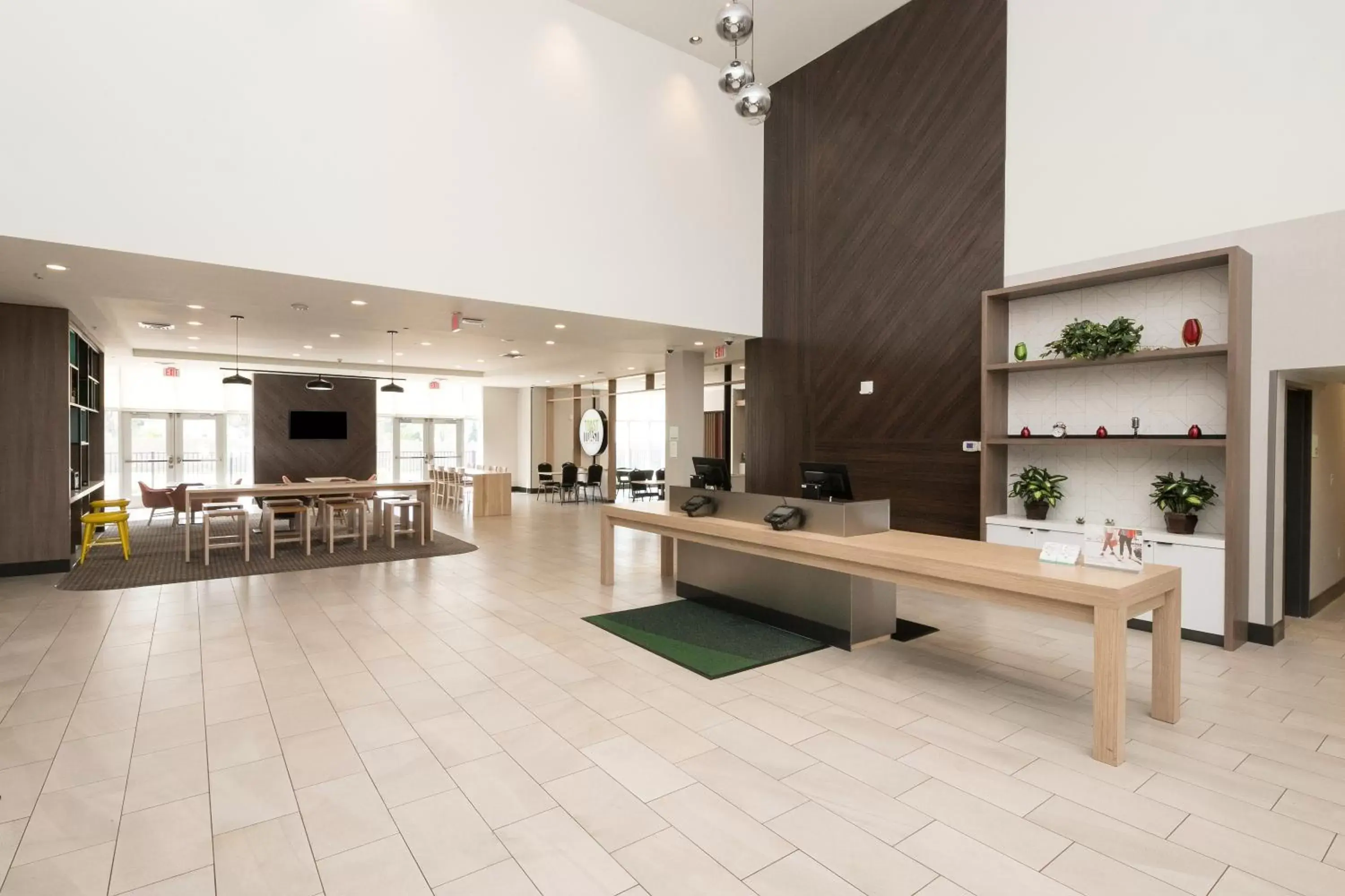 Lobby or reception in Holiday Inn & Suites Detroit - Troy, an IHG Hotel