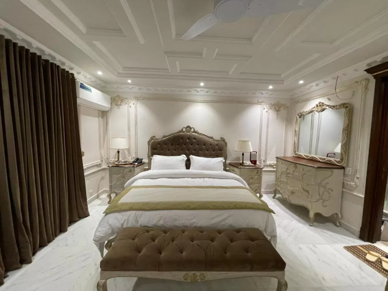 Bed in Arish Luxury Suites