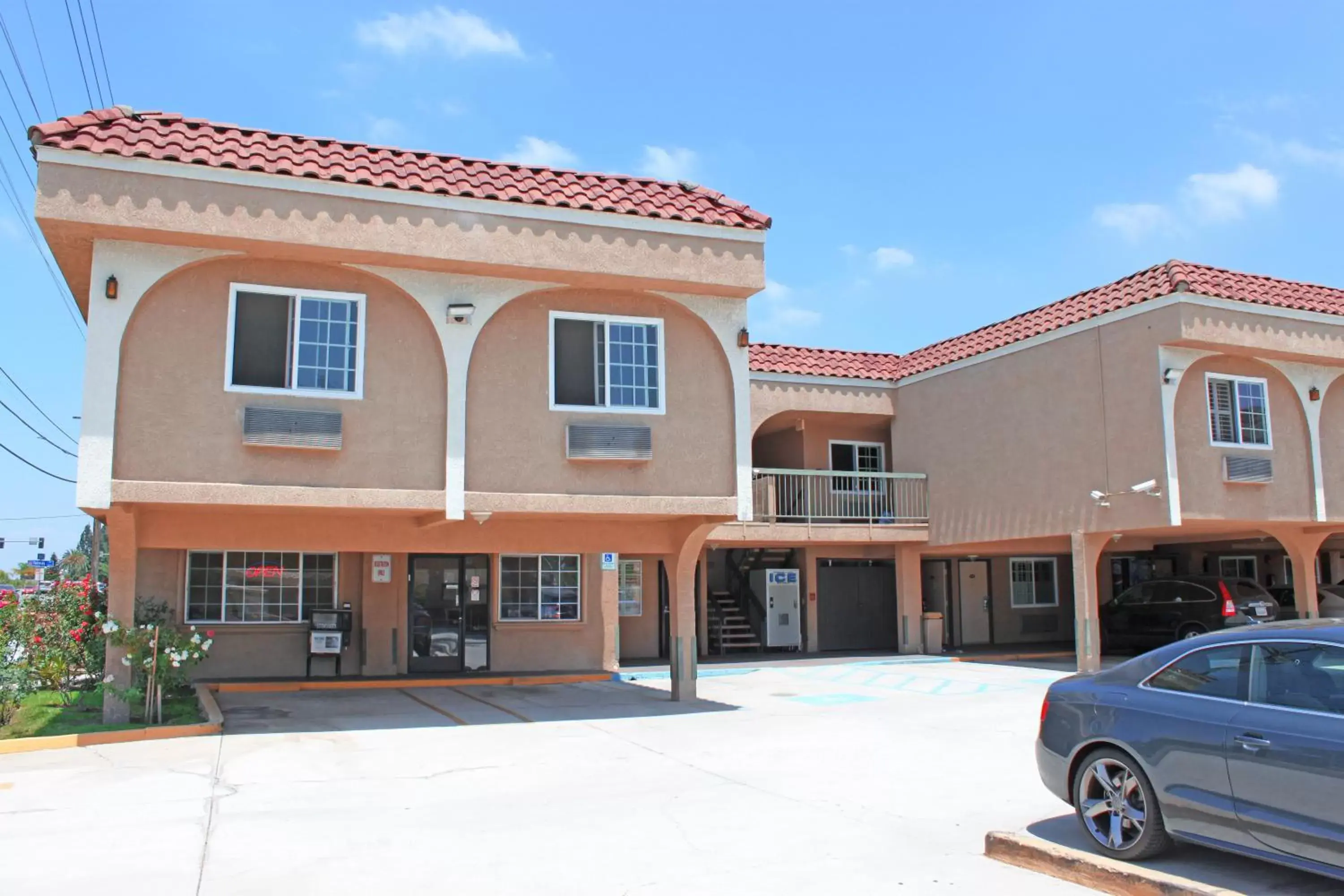 Property Building in Orange Tustin Inn in Orange