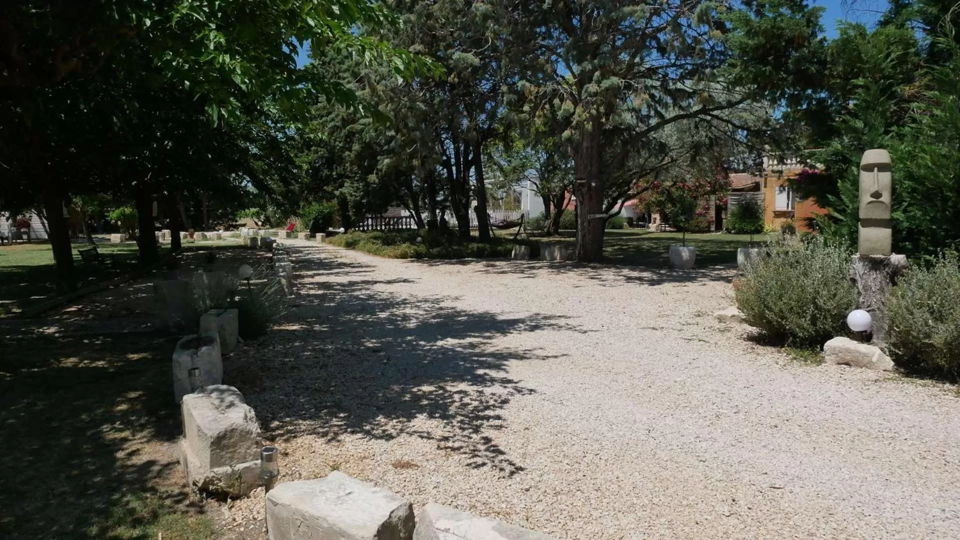 Garden view in MAS MAURANE-Chambre d'hôte avec SPA privé aux portes d'ARLES
