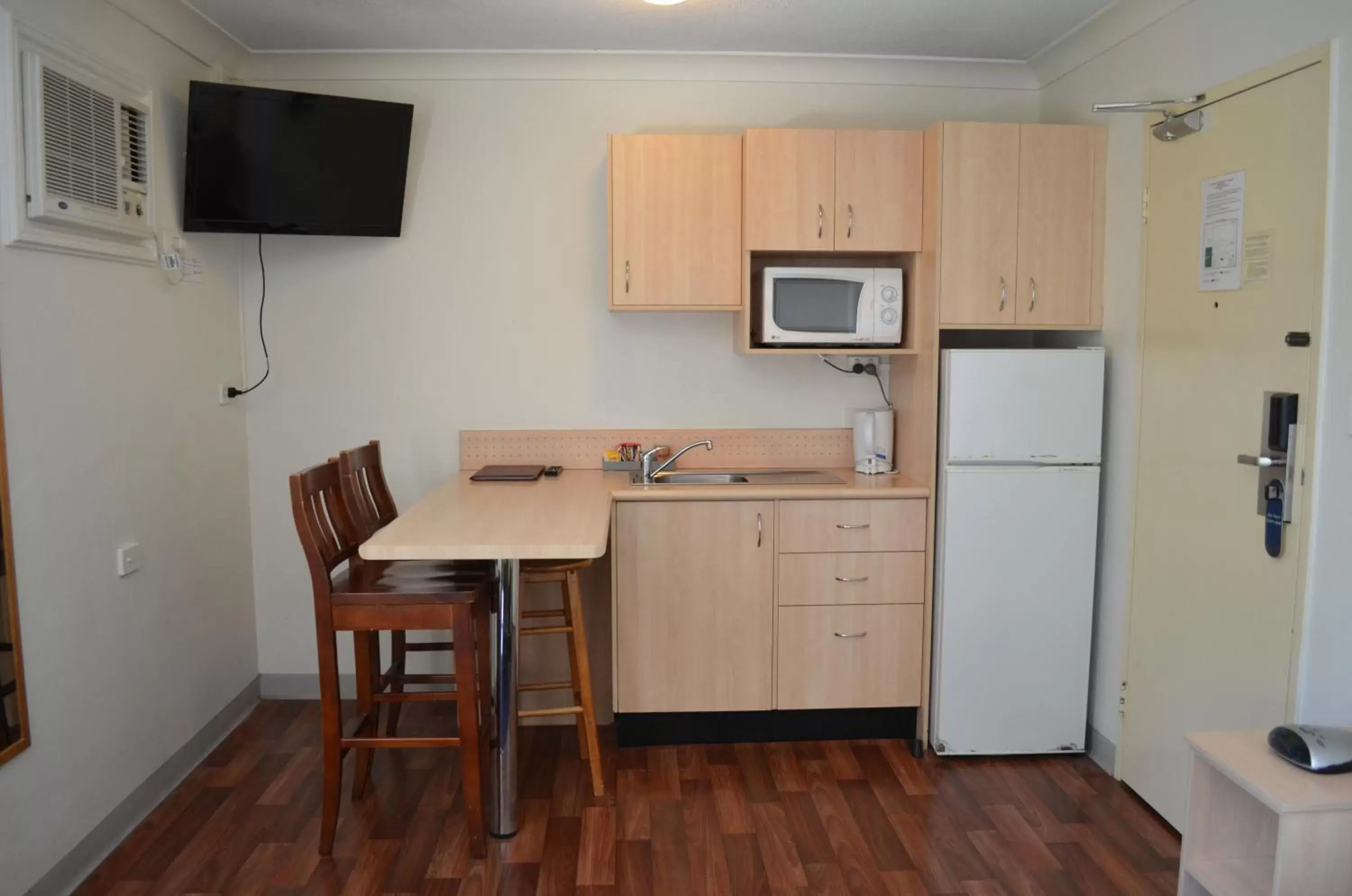 Kitchen or kitchenette, Kitchen/Kitchenette in Airport Motel Brisbane