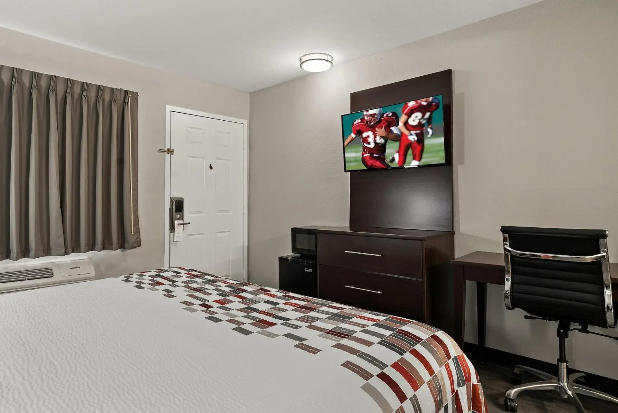 Superior King Room Disability Access Non-Smoking in Red Roof Inn Spartanburg - I-85 Superior King Room Disability Access Non-Smoking in Red Roof Inn Spartanburg - I-85